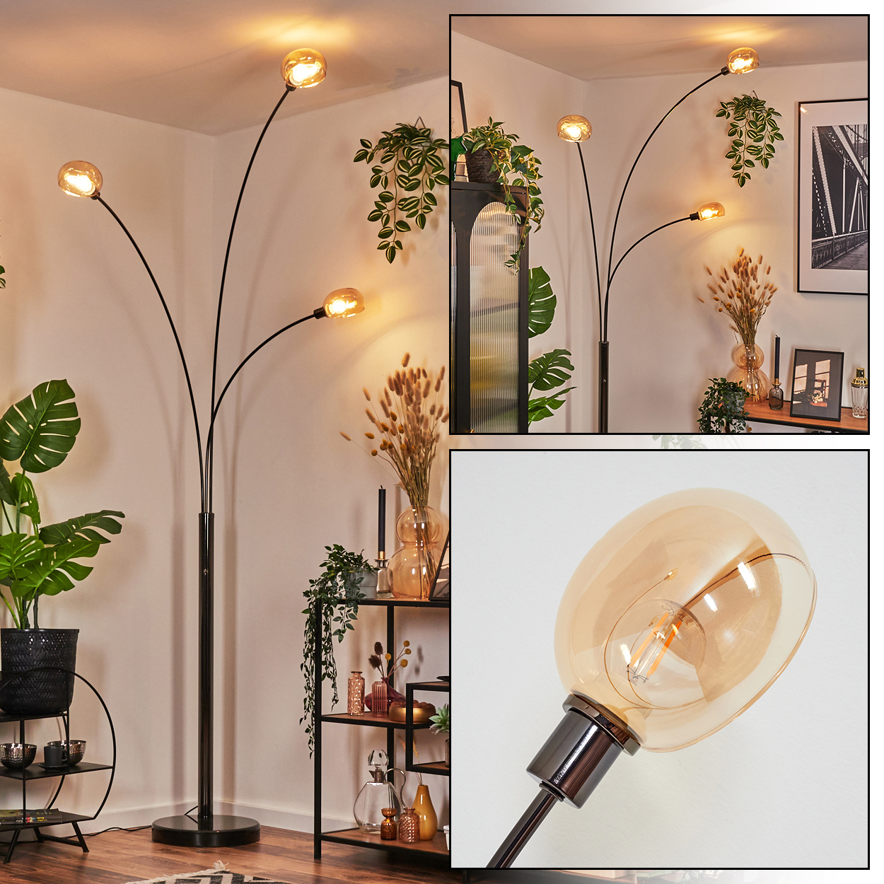 Eine moderne Stehlampe mit drei Lichtern. Sie hat einen schwarzen Fuß und Stiel mit Glasschirmen. Pflanzen und andere Dekorationsartikel sind sichtbar.