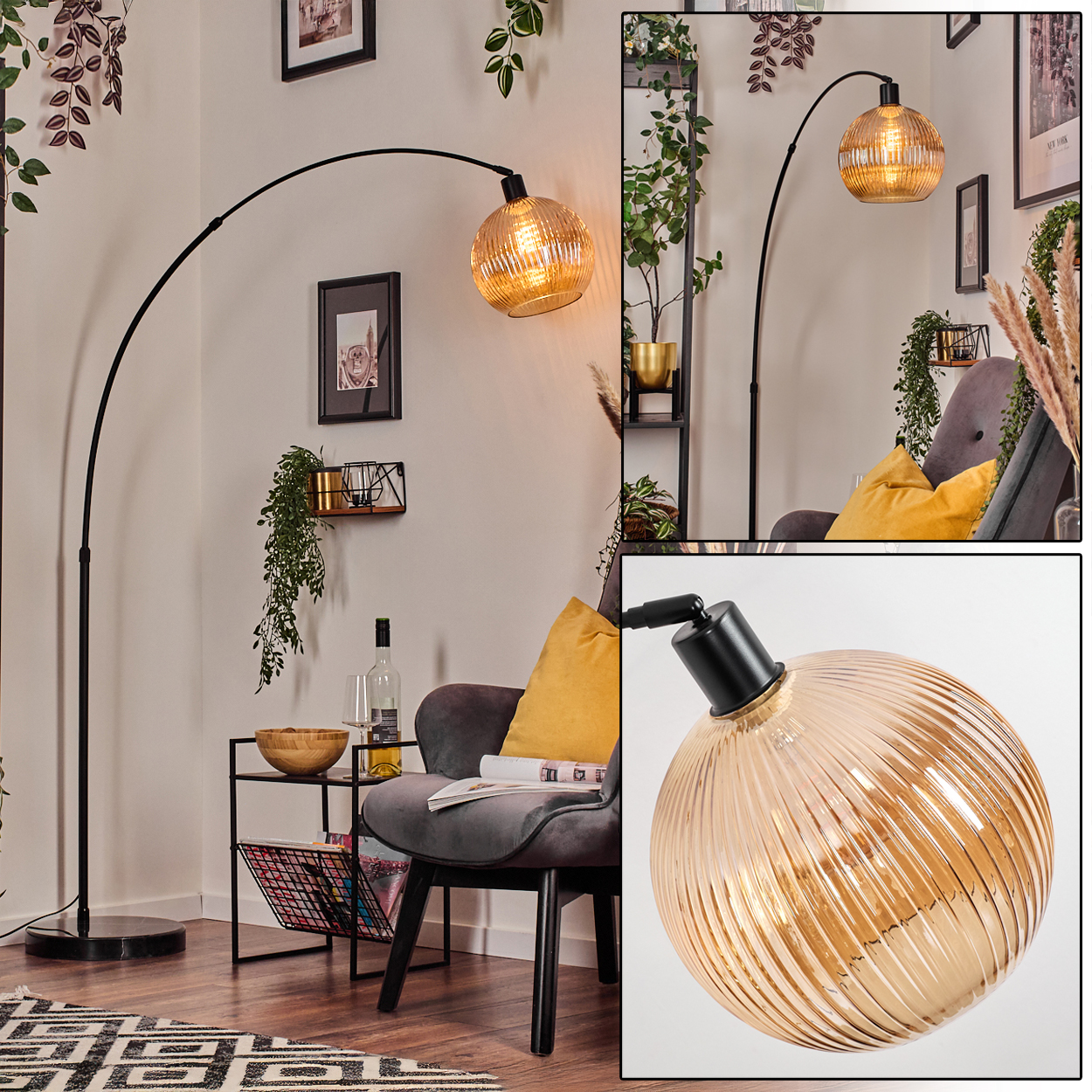 Ein modernes Wohnzimmer mit einer großen Bogenlampe. Ein grauer Stuhl mit gelben Kissen, ein kleiner Tisch, Pflanzen und Kunst an der Wand.