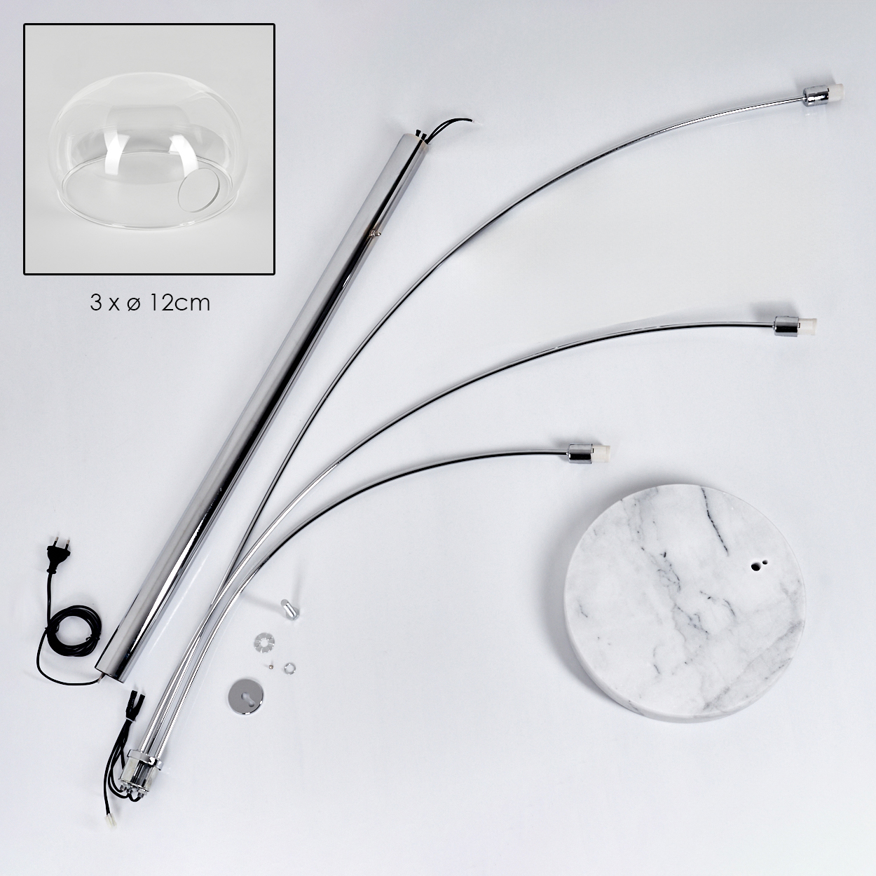 Zerlegte moderne Lampe. Enthält Glasschirm, Metallarme, Marmorsockel und diverse Komponenten. Vor weißem Hintergrund.