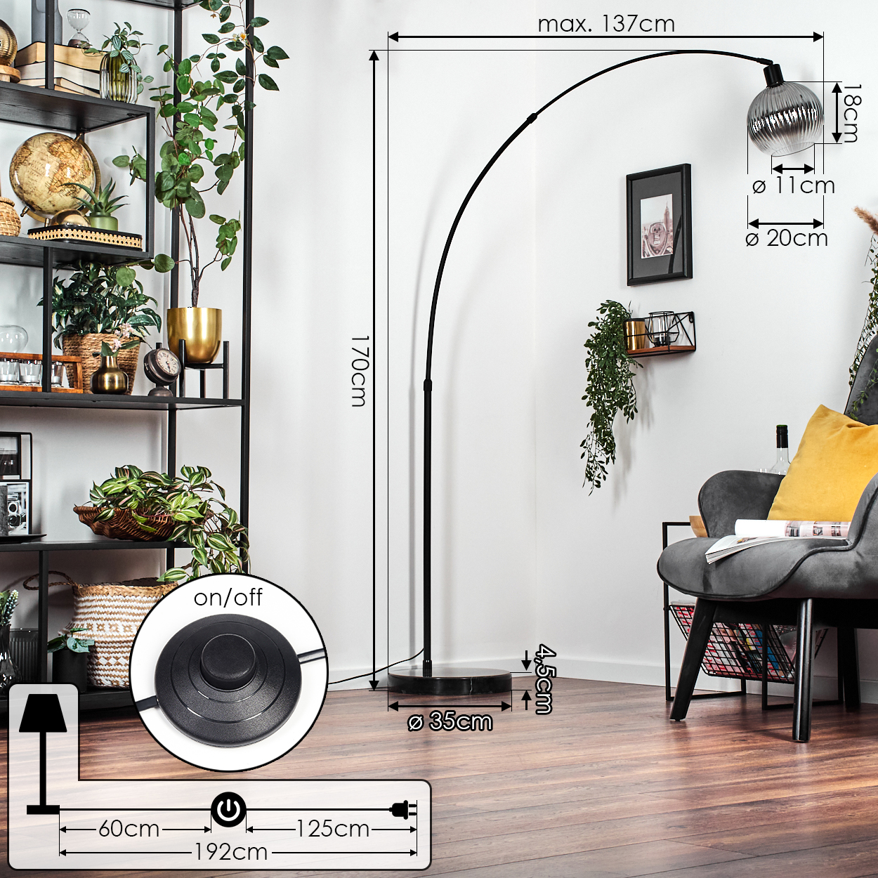 Ein modernes Wohnzimmer mit einer schwarzen Bogen-Stehlampe, einem grauen Stuhl, einem Regal mit Pflanzen und einem schwarzen Metallregal.