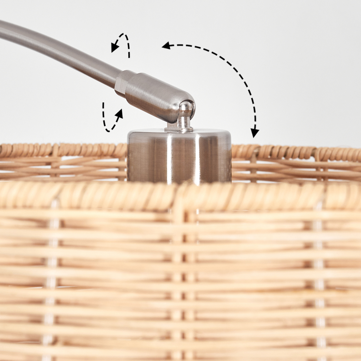 Nahaufnahme einer Lampe. Silberner Arm und Gelenk mit Bewegungspfeilen. Darunter ein Lampenschirm aus geflochtenem Korb. Weißer Hintergrund.