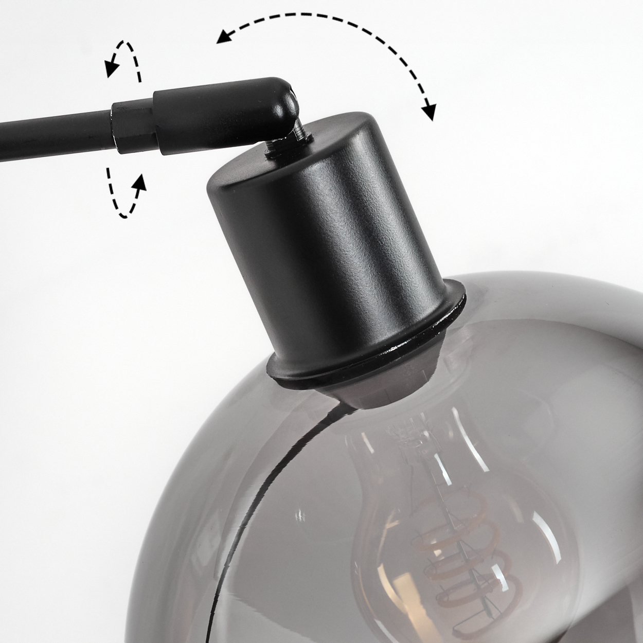 Nahaufnahme einer schwarzen Lampe. Ein Glasschirm beherbergt eine Glühbirne. Pfeile zeigen verstellbare Positionen.
