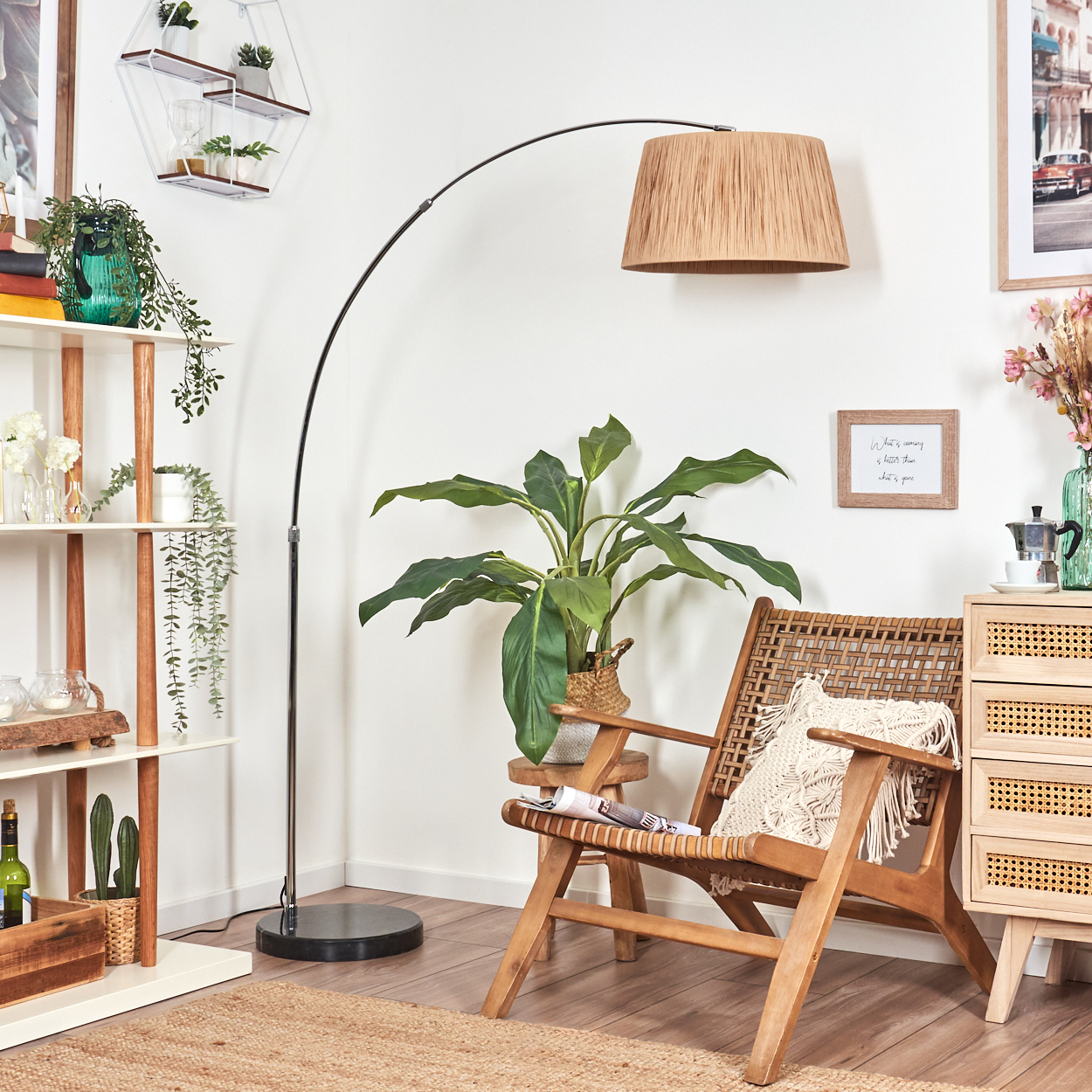 Ein Wohnzimmer mit Lesesessel, Stehlampe und Pflanze. Ein Regal und ein Schrank sind ebenfalls sichtbar. Auf dem Boden liegt ein Teppich.