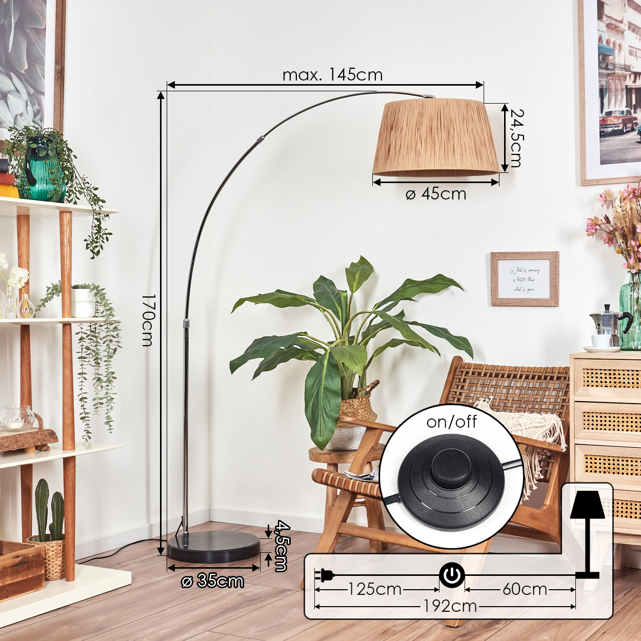 Eine Stehlampe mit beigem Lampenschirm. Eine Pflanze und ein Holzstuhl sind in der Nähe. Maße sind auf dem Bild angegeben.