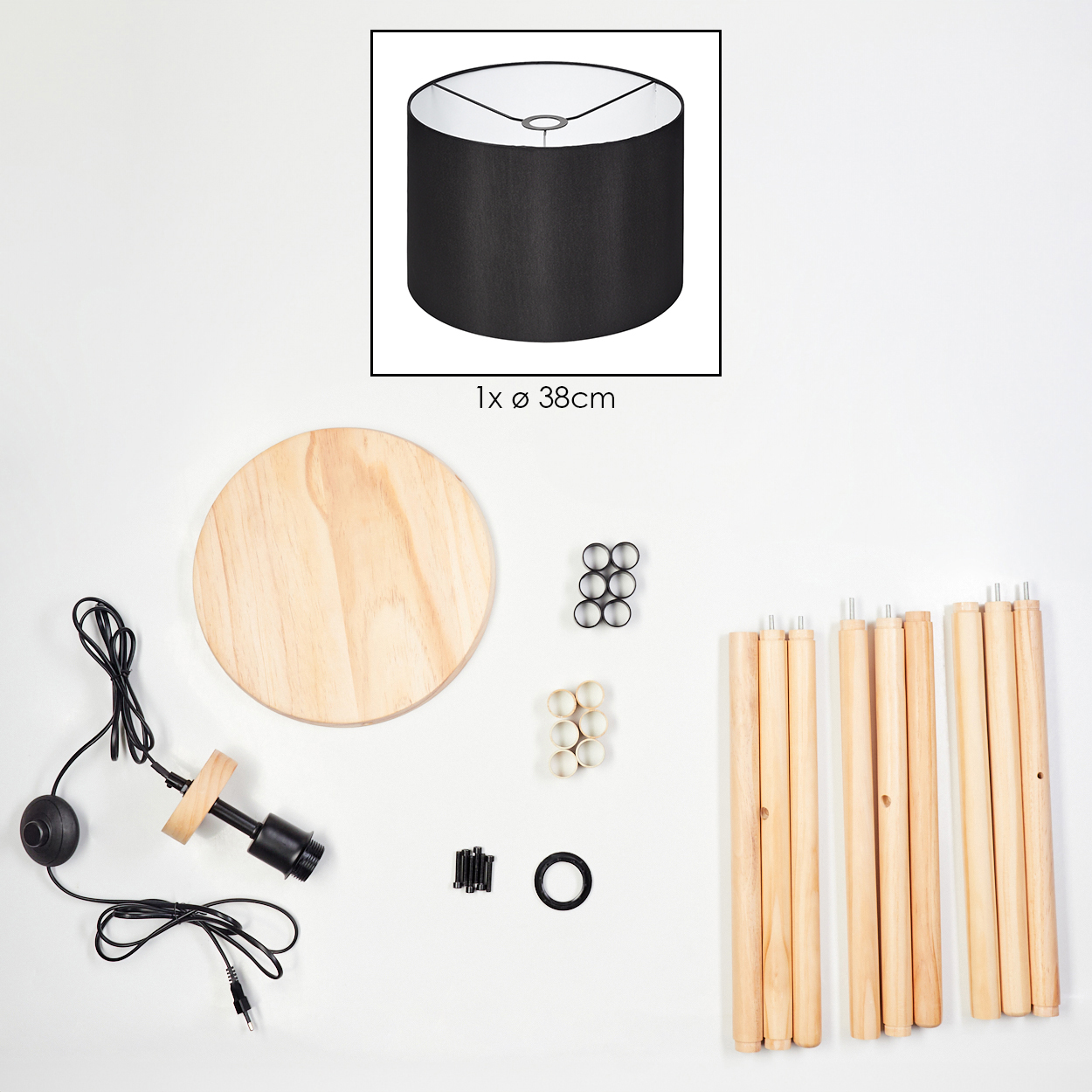 Zerlegte Lampe mit schwarzem Lampenschirm, Holzbeinen, rundem Holzteil und weiteren Teilen auf weißer Oberfläche.
