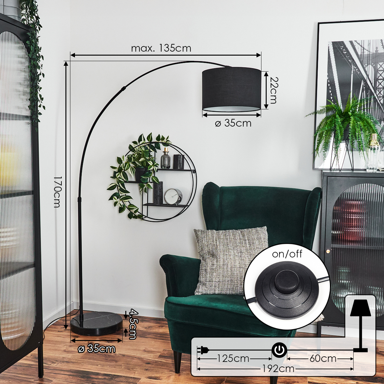 Ein modernes Wohnzimmer mit schwarzer Stehlampe, grünem Sessel und dekorativem Wandregal mit Pflanzen und einer Uhr.