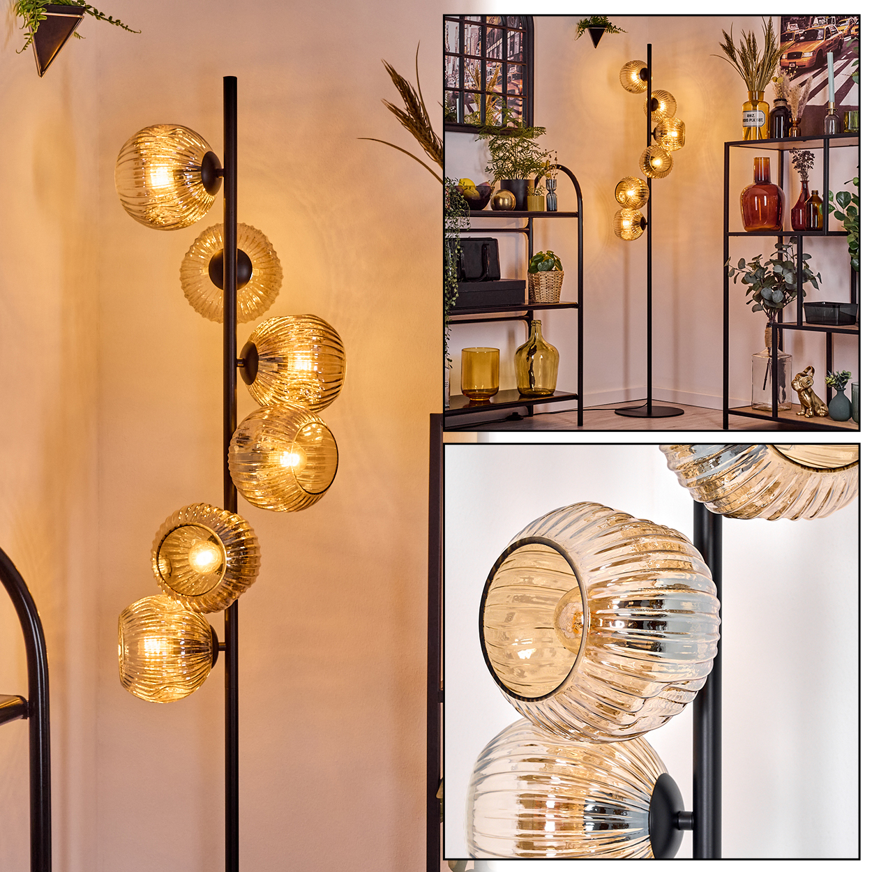 Moderne Stehlampe mit sechs bernsteinfarbenen Glaskugeln. Schwarzer Metallrahmen. Regale mit Deko im Hintergrund.