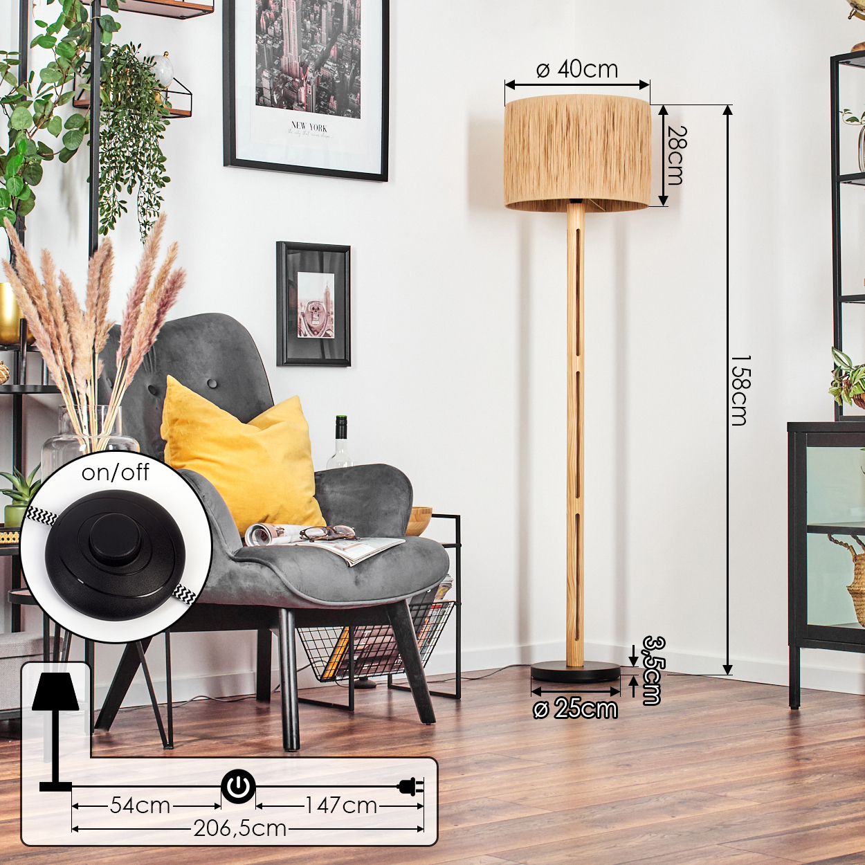 Ein Raum mit einer Stehlampe, einem grauen Stuhl mit gelbem Kissen und einem New-York-Bild an der Wand.