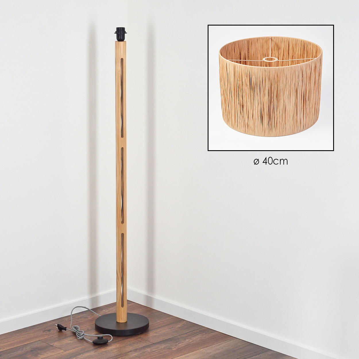 Eine Stehlampe aus Holz mit Lampenschirm. Der Lampenschirm ist rund, hellbraun und hat einen Durchmesser von 40 cm. Die Lampe steht auf weißem Hintergrund.