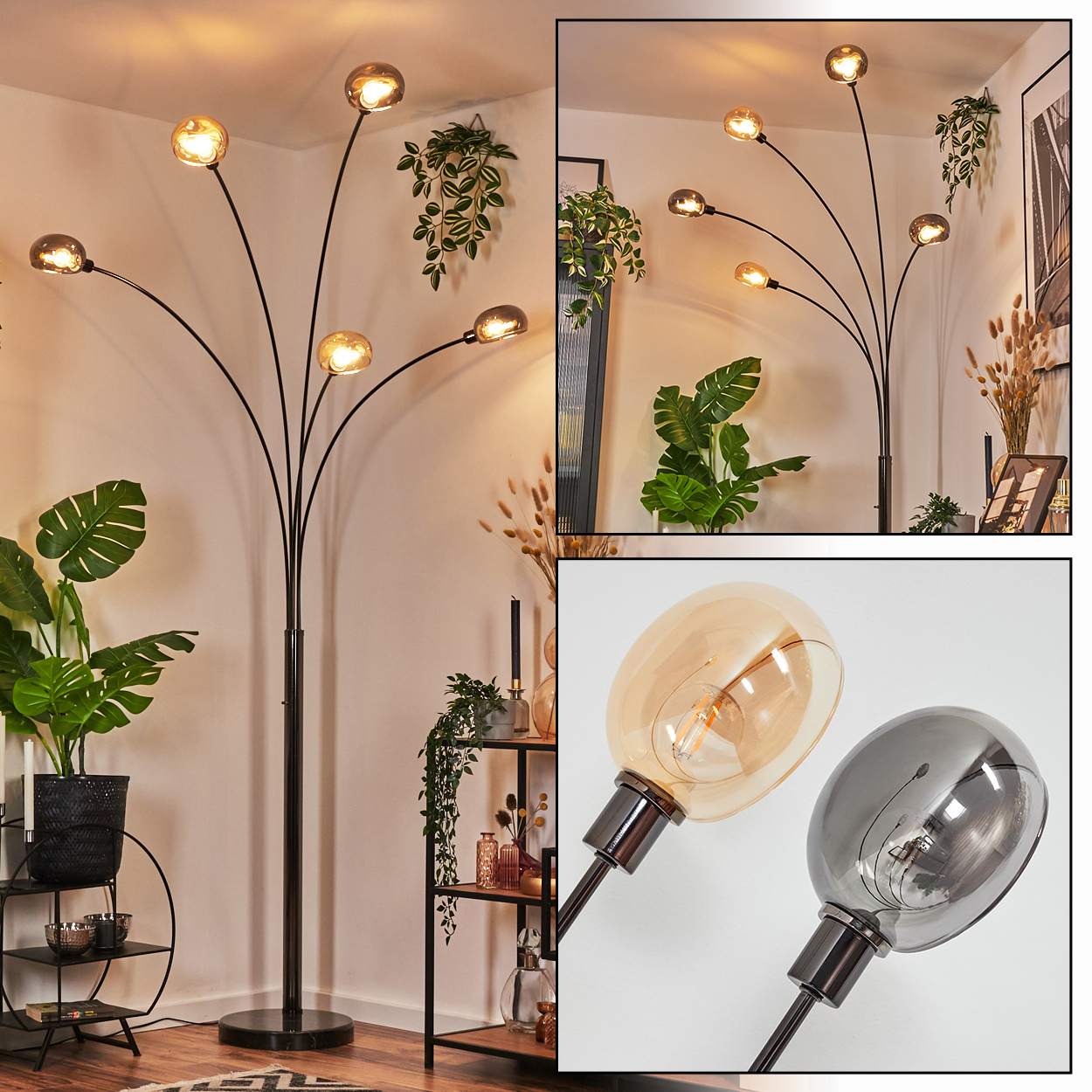 Eine schwarze Stehlampe mit sechs kugelförmigen Lichtern. Pflanzen und Regale befinden sich im Hintergrund, mit einer hellen Wand.