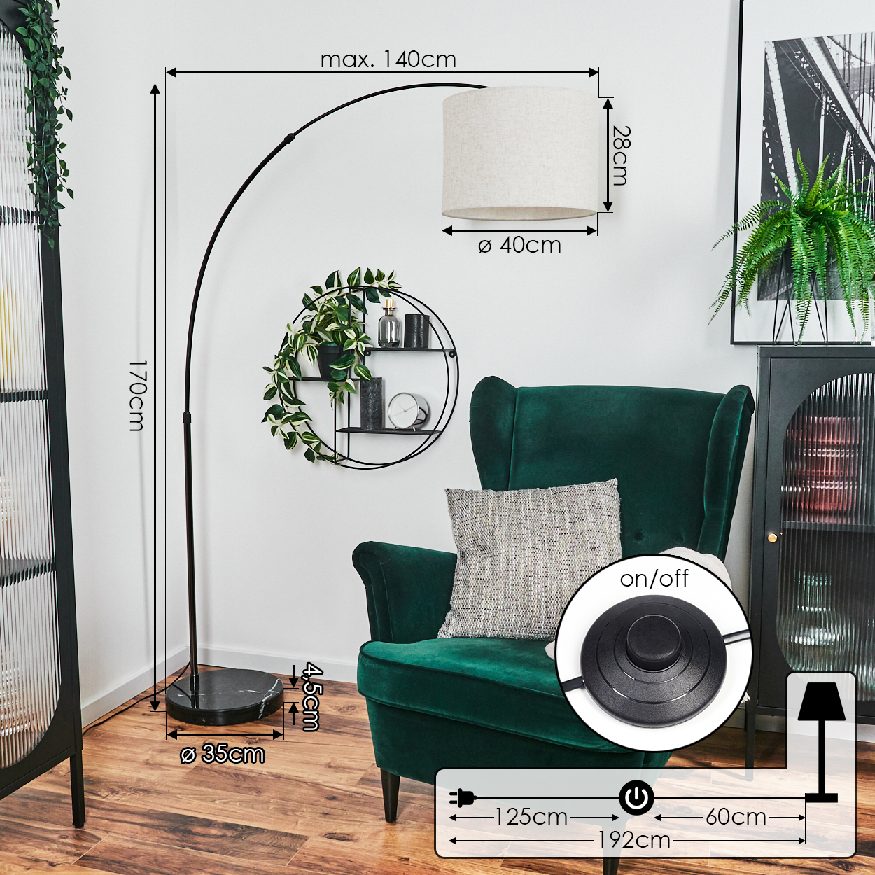 Ein modernes Wohnzimmer mit grünem Sessel, schwarzer Bogen-Stehlampe und rundem Wandregal mit Pflanzen.