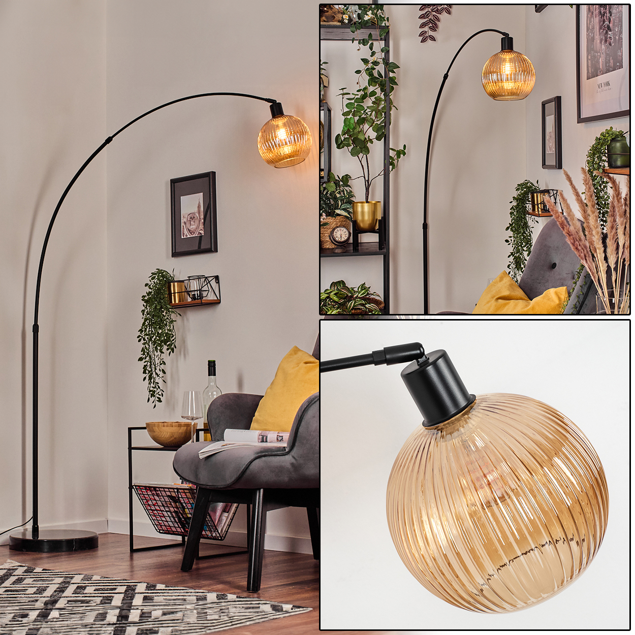 Eine Bogenstehlampe mit goldfarbenem Glasschirm. Im Hintergrund ein Stuhl, Pflanzen und Dekoration.