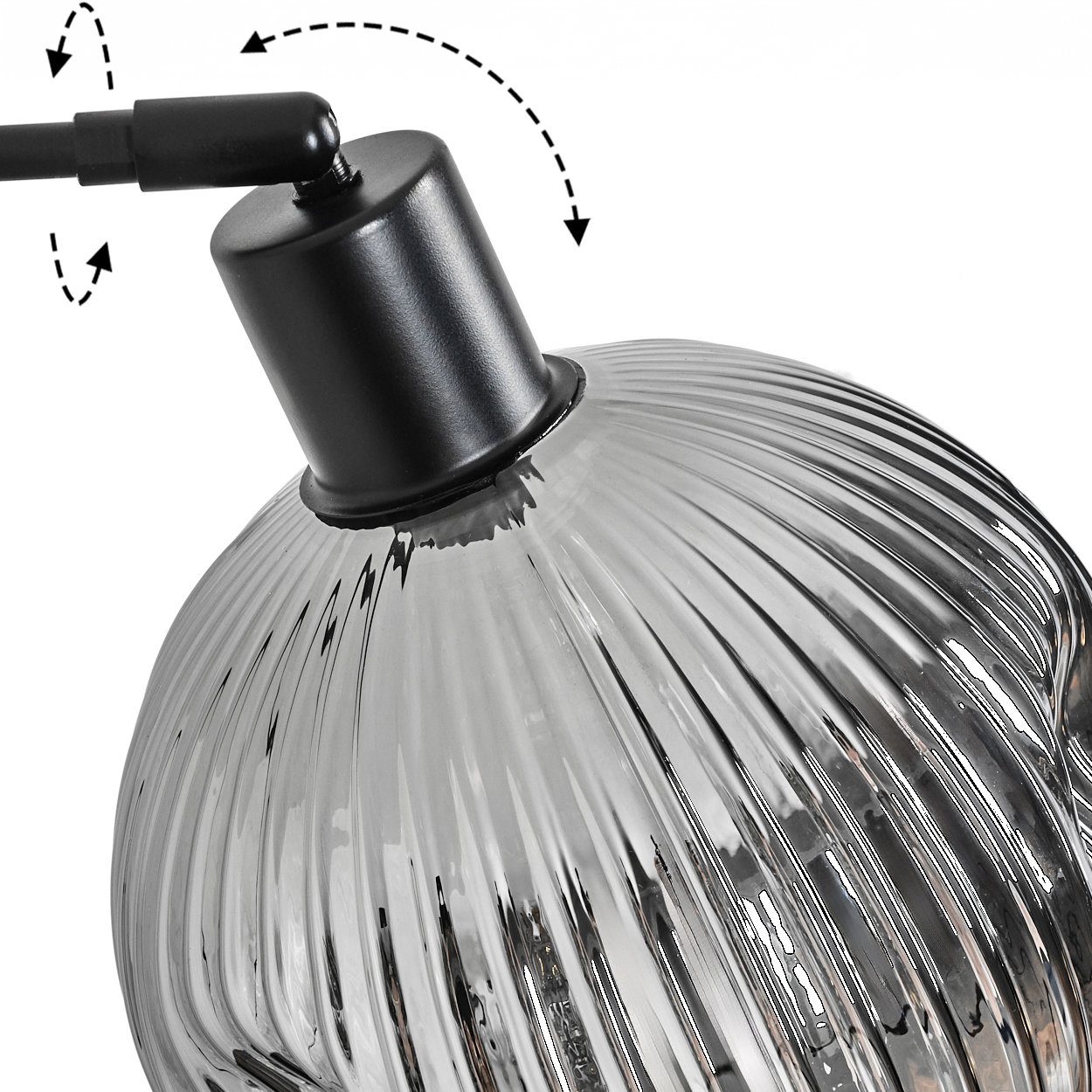 Nahaufnahme einer Lampe. Schwarzer Arm und Kopf, klarer Glasschirm mit vertikalen Linien. Pfeile zeigen die Beweglichkeit des Kopfes an.