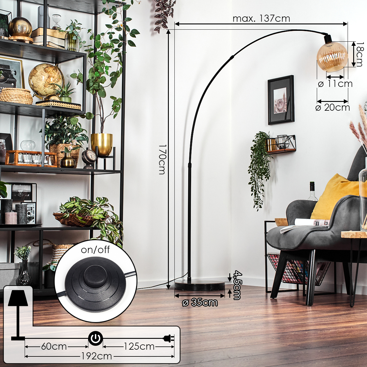 Ein modernes Wohnzimmer mit schwarzer Bogen-Stehlampe, grauem Stuhl, Regal mit Pflanzen und Holzboden.