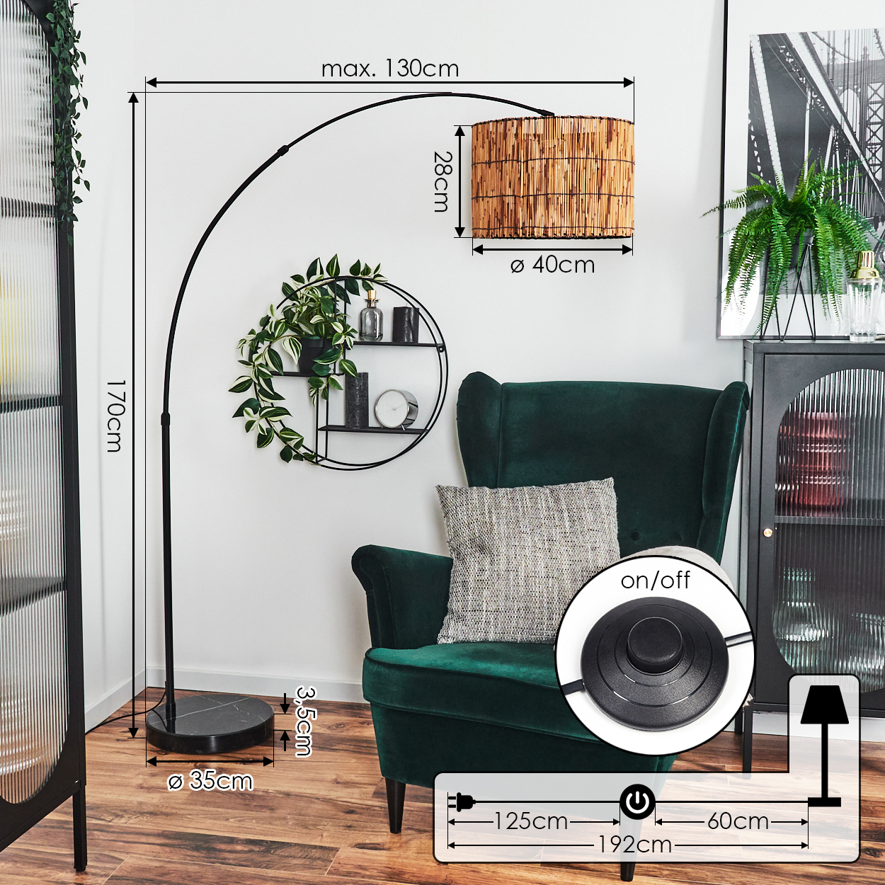 Ein modernes Wohnzimmer mit Stehlampe, grünem Sessel und dekorativem Wandregal mit Pflanzen und Dekoration.