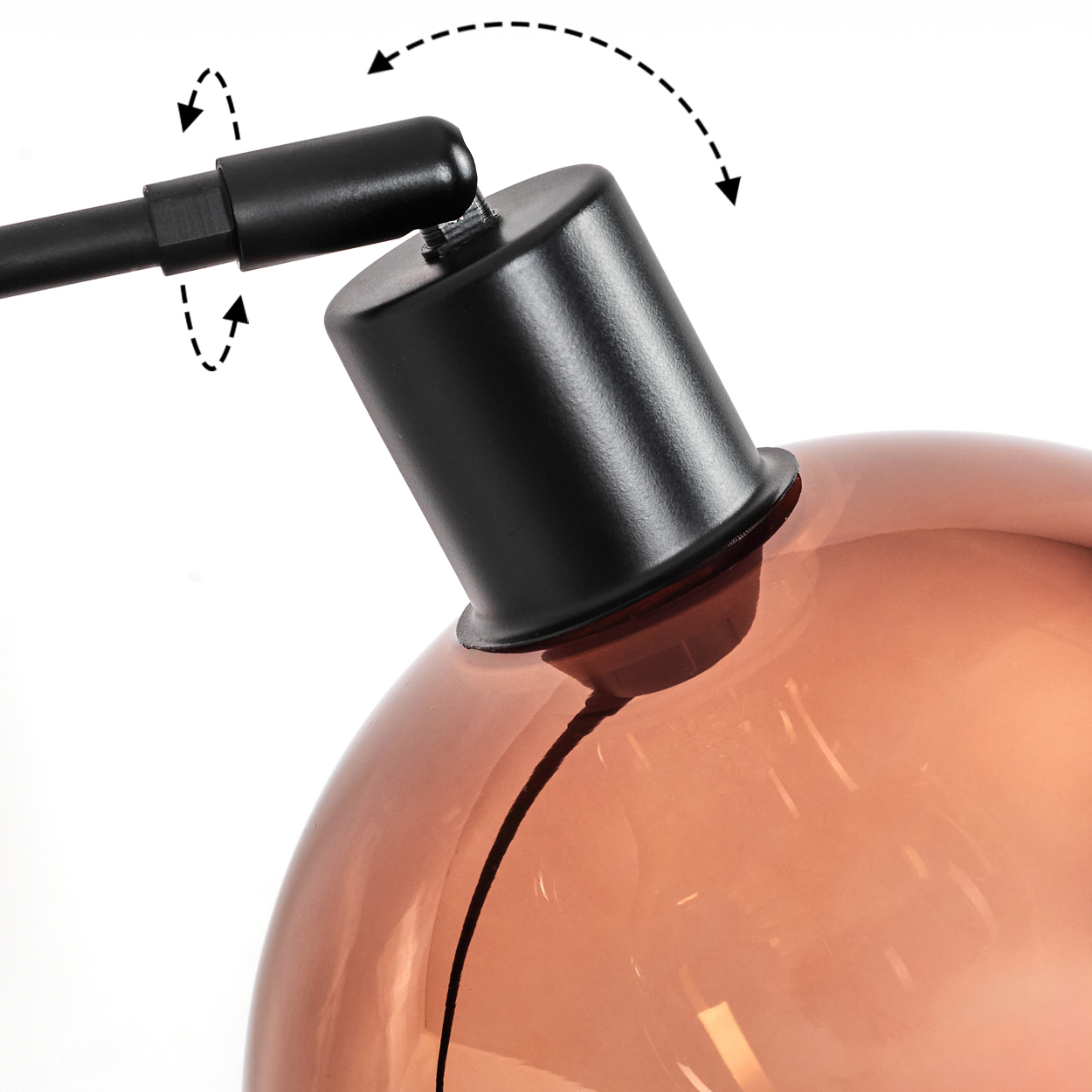 Nahaufnahme einer Lampe mit schwarzem Arm und Sockel, mit kupferfarbenem Glasschirm. Pfeile zeigen die Einstellpunkte. Weißer Hintergrund.