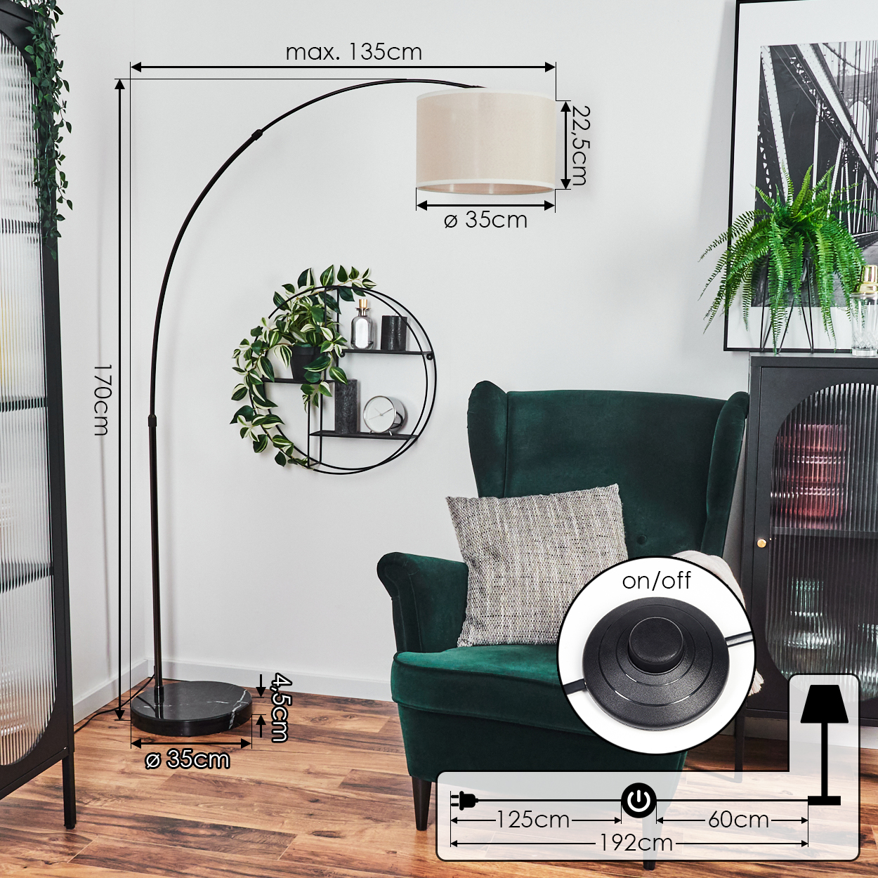 Ein modernes Wohnzimmer mit grünem Sessel, Stehlampe und rundem Regal mit Pflanzen. Die Lampe hat einen beigen Schirm.