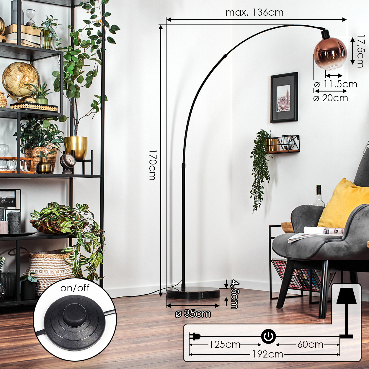 Eine moderne schwarze Stehlampe mit kupferfarbenem Lampenschirm. Die Lampe steht neben einem grauen Sessel, einem Regal und einem schwarzen Metallregal mit Pflanzen.