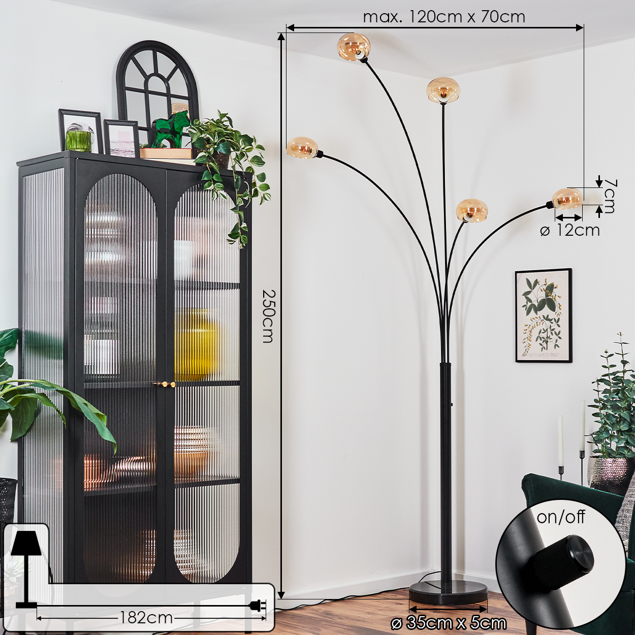 Ein modernes Wohnzimmer mit schwarzem Schrank, Stehlampe und grünem Sessel.