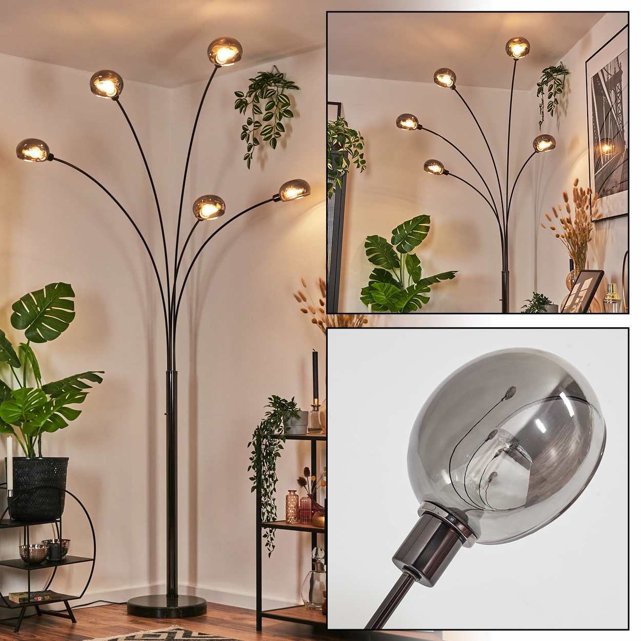 Eine moderne schwarze Stehlampe mit sechs Glühbirnen. Im Hintergrund sind Pflanzen, Regale und ein Bilderrahmen zu sehen.