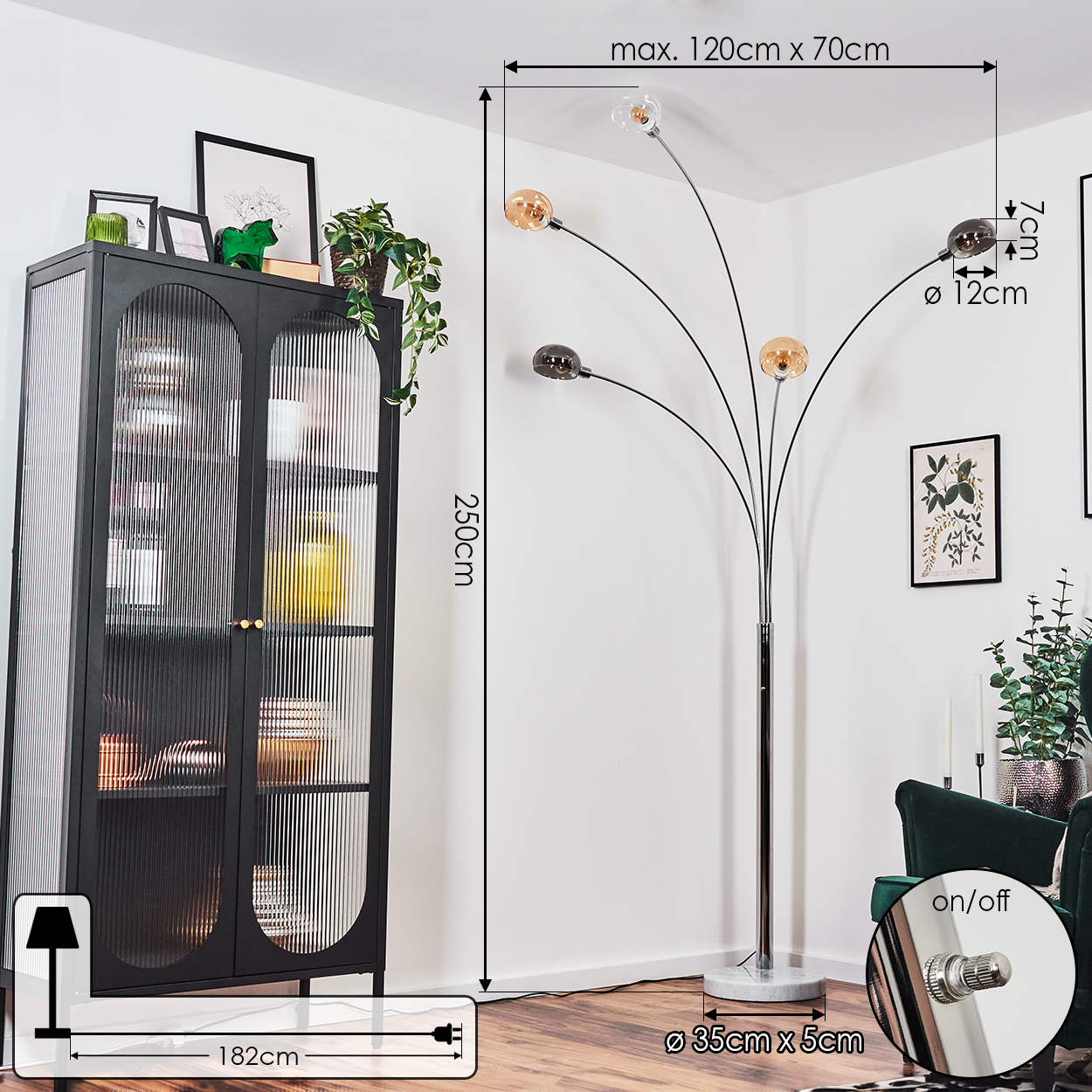 Ein modernes Wohnzimmer mit einem schwarzen Schrank, einer Stehlampe und einem grünen Sessel. Abmessungen sind für jedes Element angezeigt.