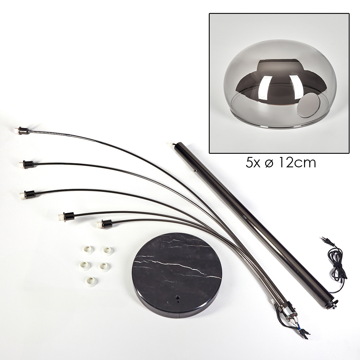 Zerlegte moderne Lampe. Komponenten umfassen einen Marmorsockel, gebogene Arme, eine Kuppel und eine zylindrische Stütze. Teile auf weißem Hintergrund.