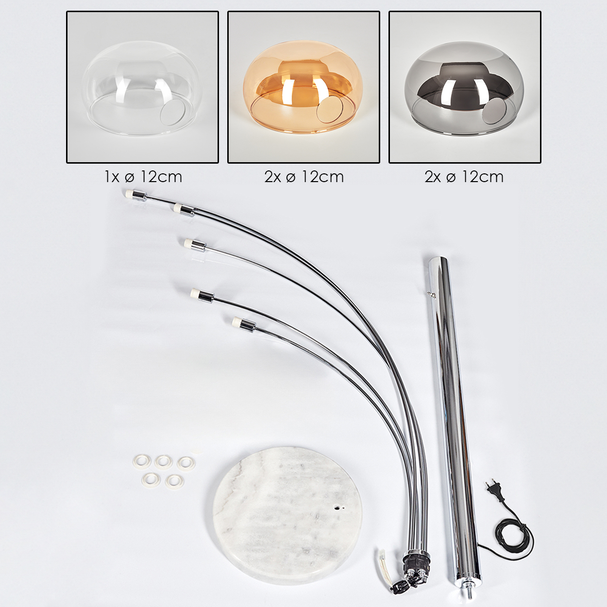 Zusammengebaute Lampenteile: Glasschirme, gebogene Metallarme, Marmorsockel und eine Chromstange. Elektrische Komponenten sind ebenfalls sichtbar.