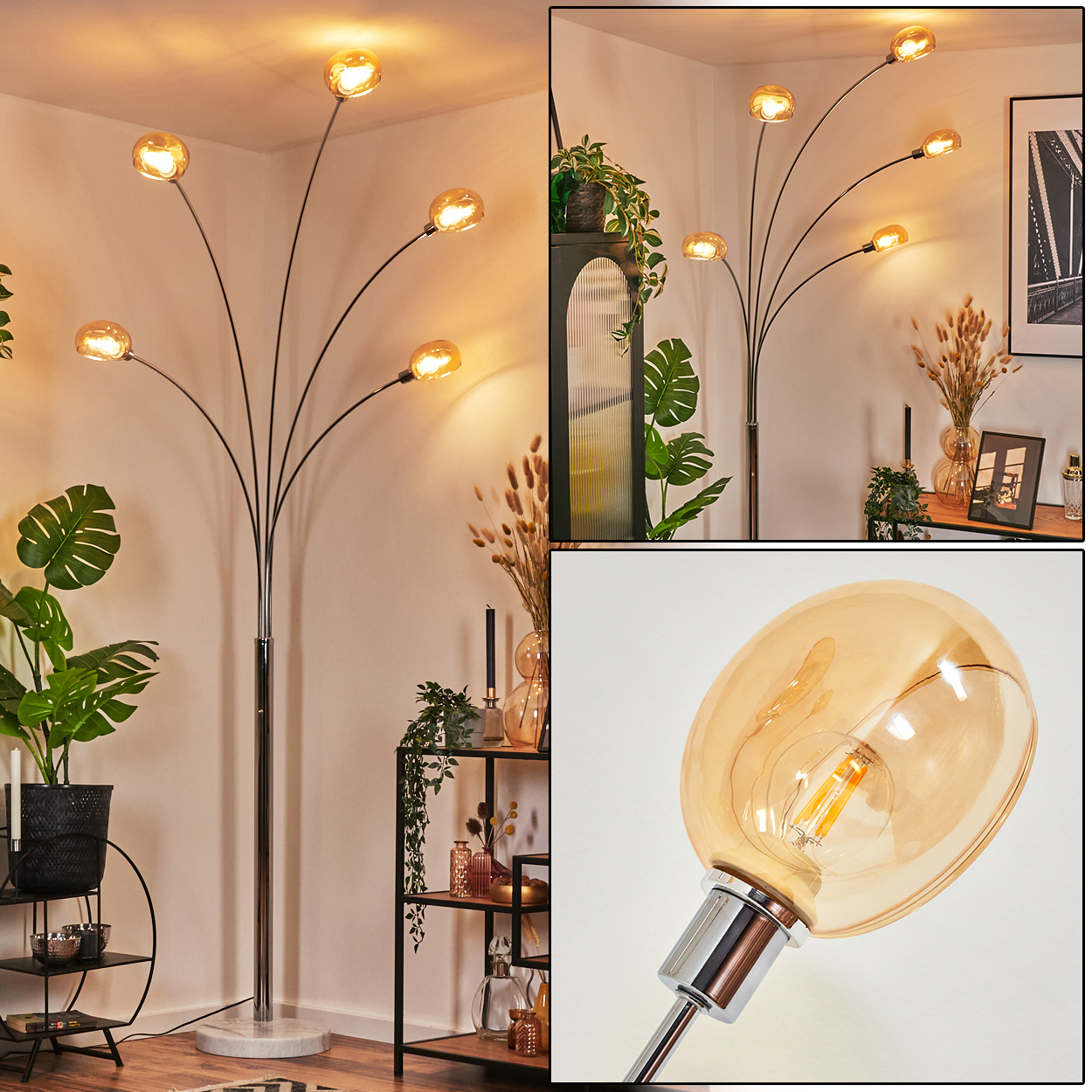 Eine moderne Stehlampe mit sechs bernsteinfarbenen Glaskugeln. Der Raum hat Pflanzen, Regale und ein Gemälde.