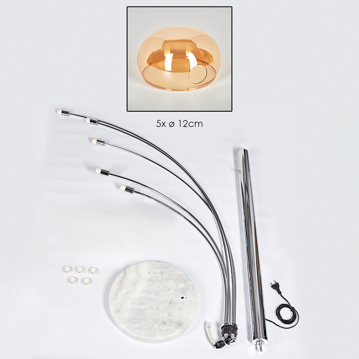 Zerlegte Lampe: oranger Glasschirm, gebogene Metallarme, Marmorsockel und eine Chromstange. Die Komponenten liegen auf weißem Untergrund.