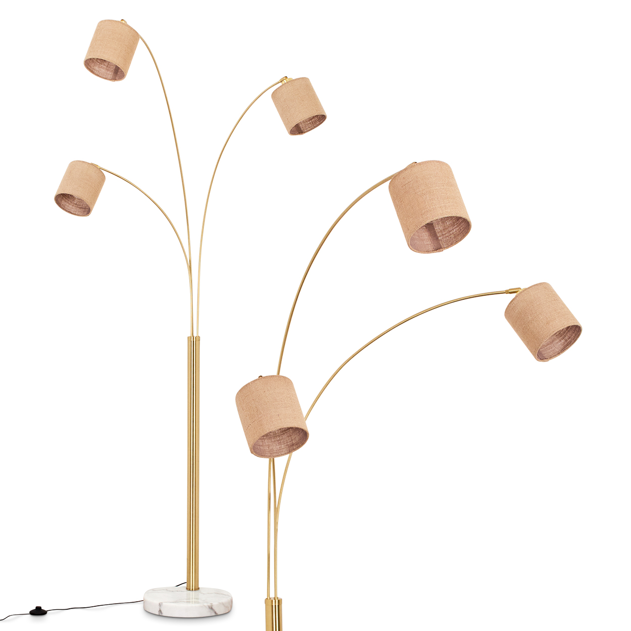 Eine moderne Stehlampe mit fünf Lampenschirmen. Die Lampe hat ein goldfarbenes Gestell und beige Lampenschirme. Der Sockel ist aus Marmor. Der Hintergrund ist weiß.
