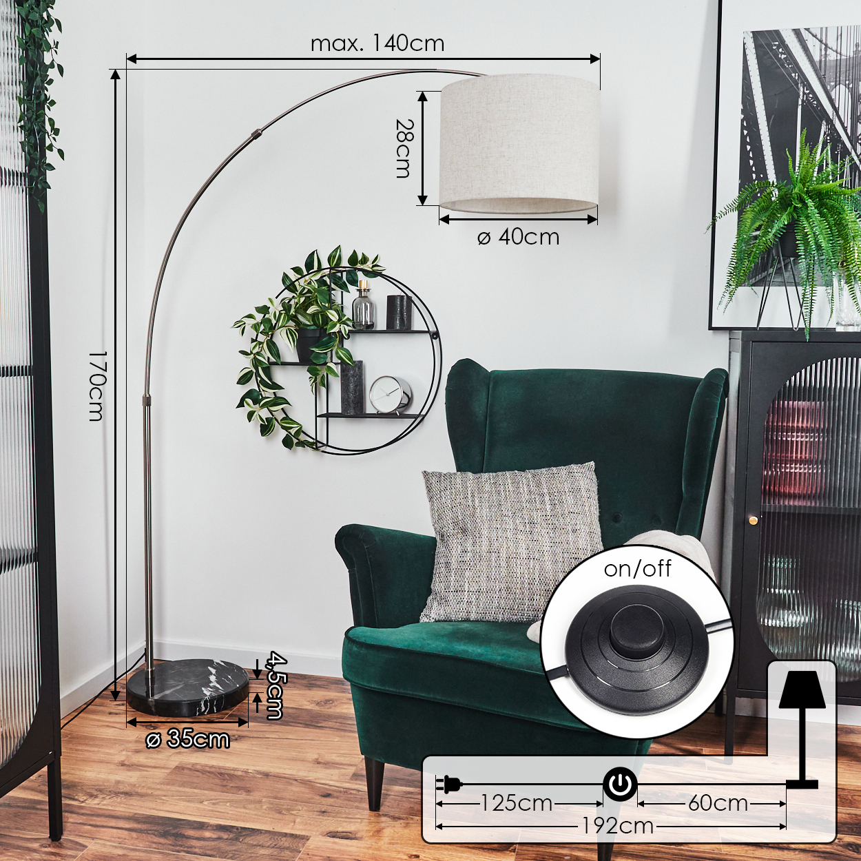 Modernes Wohnzimmer mit grünem Sessel, Stehlampe und Wandregal mit Pflanzen. Maße werden angezeigt.