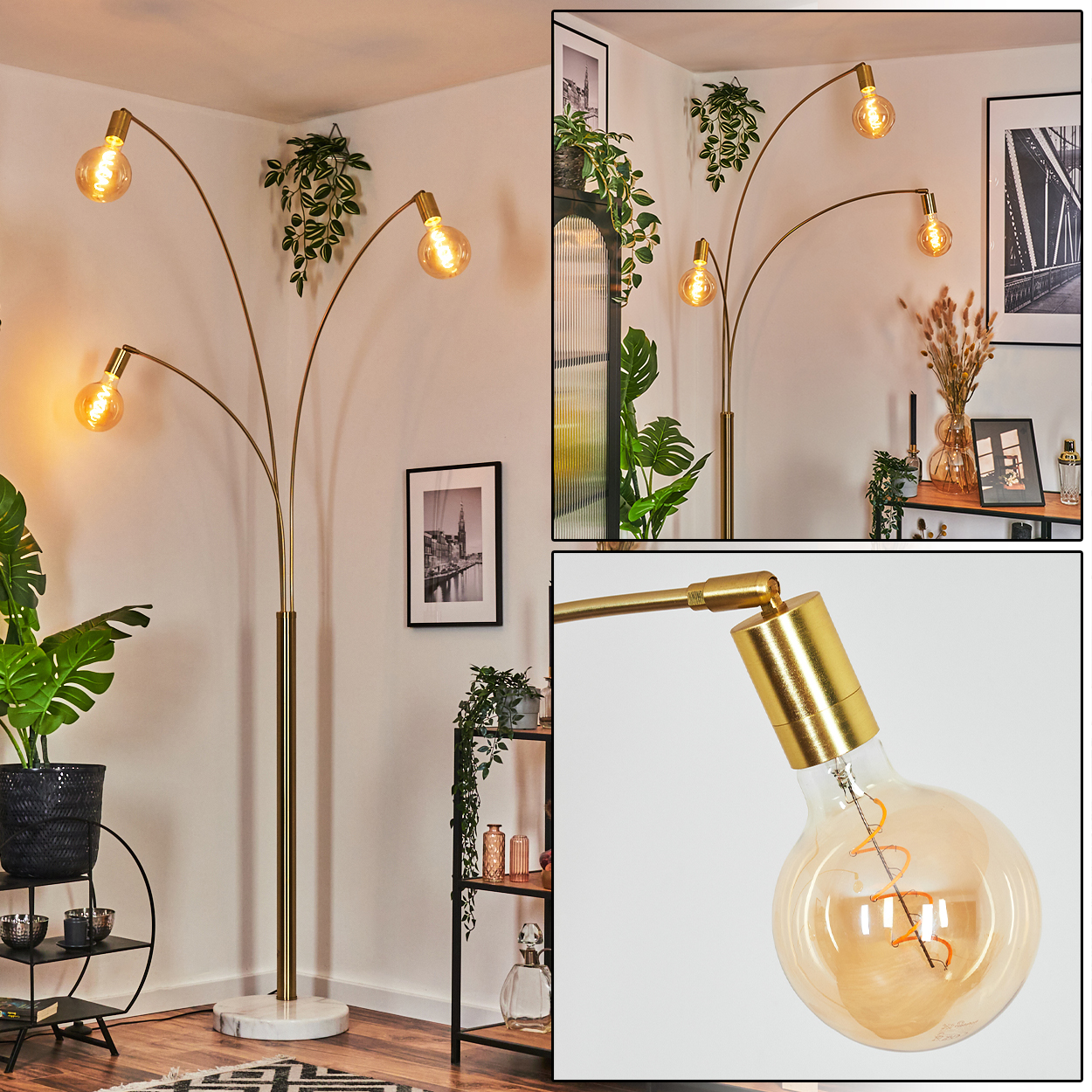 Eine goldene Stehlampe mit vier Glühbirnen. Der Raum hat Pflanzen, Bilder und ein Regal. Die Glühbirnen sind eingeschaltet, und das Licht ist warm.