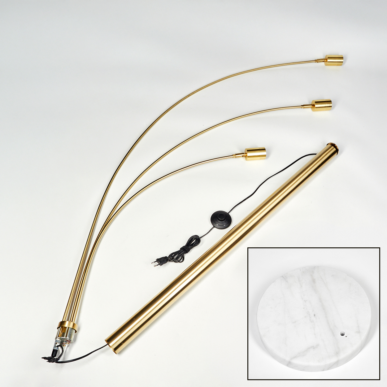 Zerlegte goldene Bogen-Stehlampe mit Marmorsockel. Teile umfassen Basis, gebogene Arme, Lampenköpfe und Netzkabel.