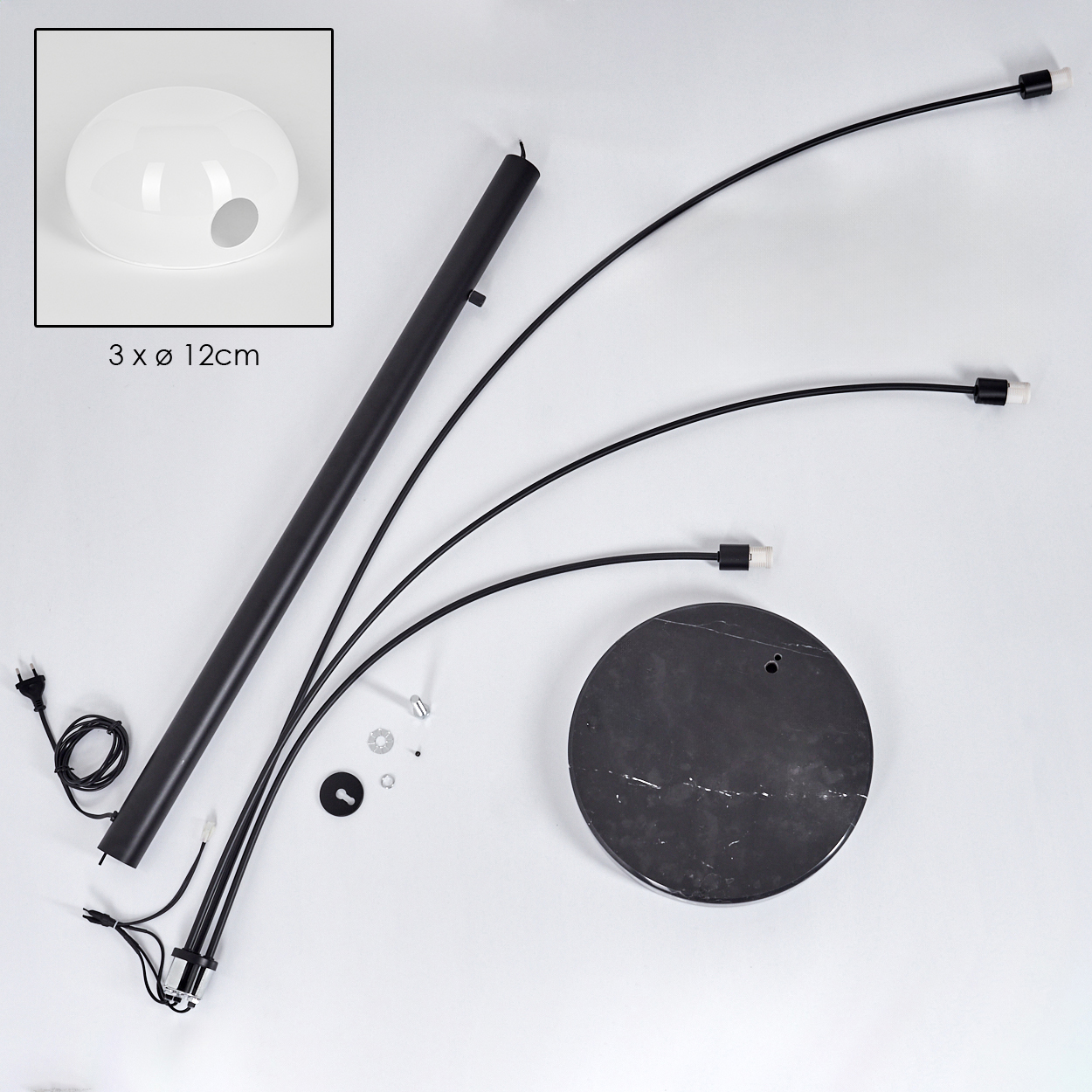 Zerlegte schwarze Bogenlampe auf Weiß. Enthält Sockel, gebogene Arme, Lampenschirm und Hardware. Der Schirm ist in einem quadratischen Einsatz.