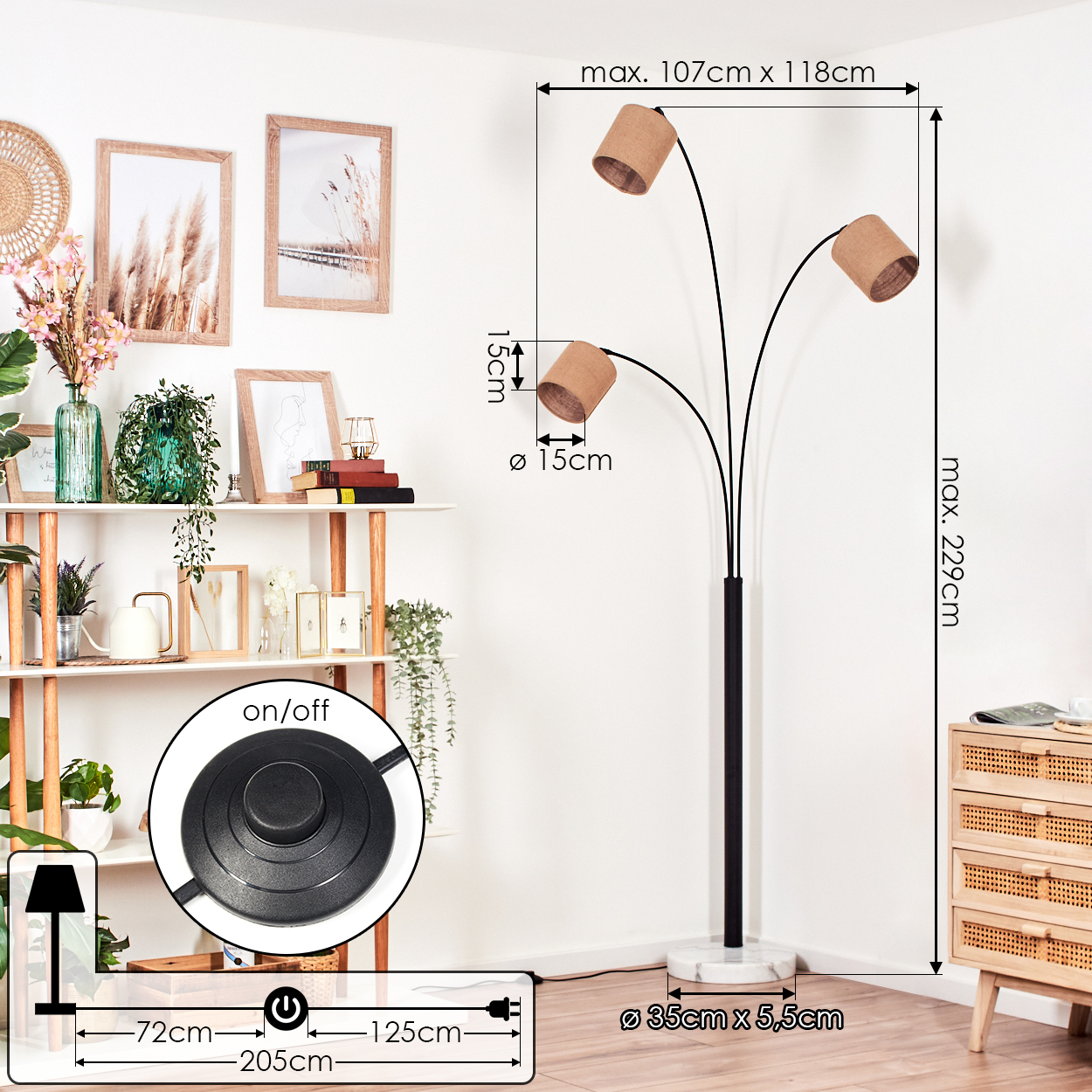 Eine Stehlampe mit drei Lampenschirmen, einem Fußschalter und einem weißen Marmorsockel. Der Raum hat eine weiße Wand, Regale mit Dekorationen.
