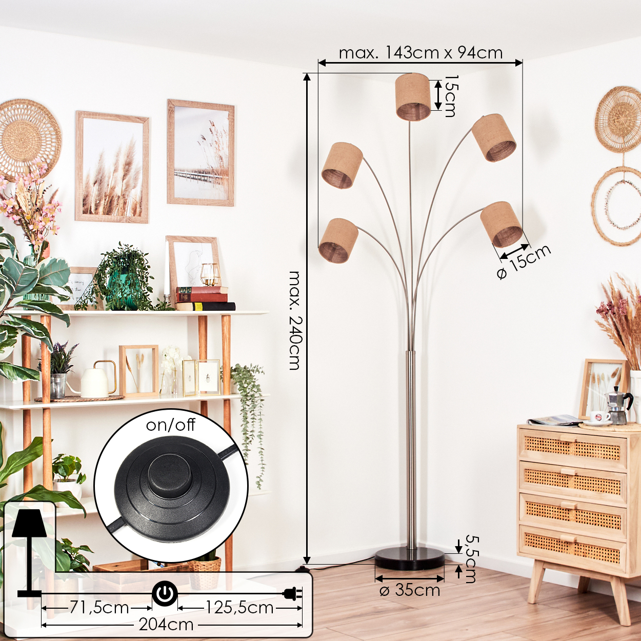 Eine Stehlampe mit fünf Lampenschirmen. Sie steht neben einem Holzregal mit Dekoration und einem Holzschrank. Sie hat auch einen Ein/Aus-Schalter.
