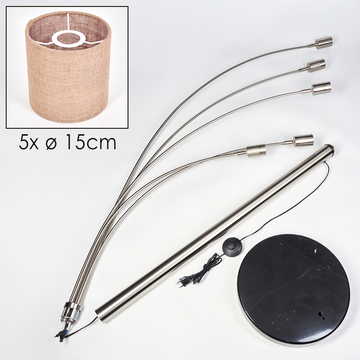 Zerlegte Stehlampe mit beigem Lampenschirm. Bestandteile: gebogene Metallarme, Sockel und Fußschalter.