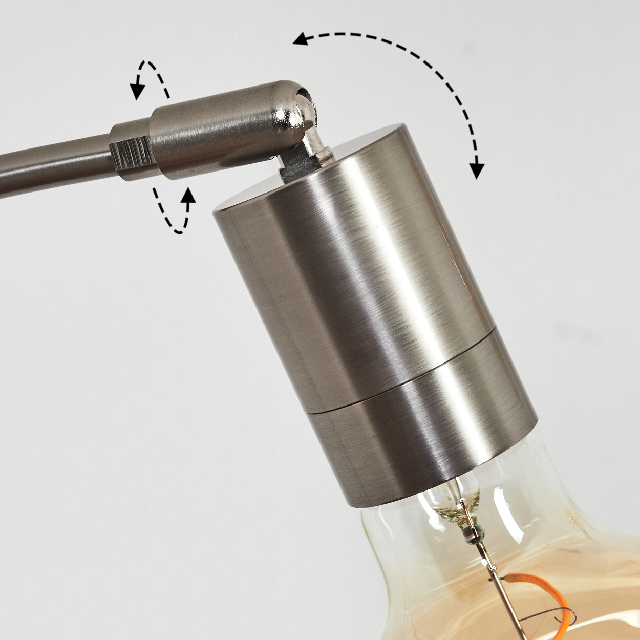 Nahaufnahme einer Metalllampe mit großer Glühbirne. Pfeile zeigen verstellbare Teile. Die Glühbirne leuchtet orange. Weißer Hintergrund.