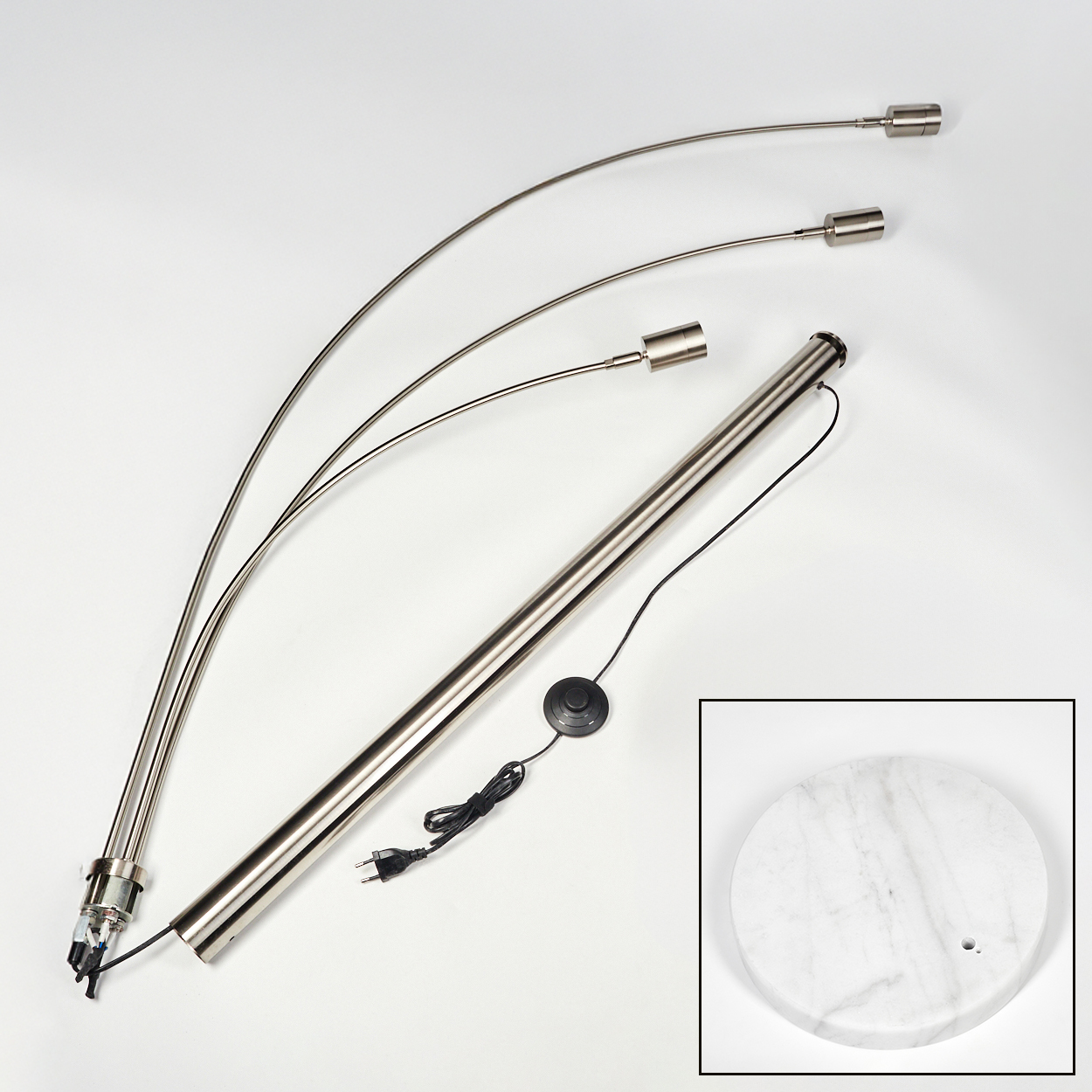 Eine zerlegte Stehlampe. Sie hat eine silberne Stange, drei gebogene Arme mit Lampenköpfen, einen Fußschalter und einen Marmorsockel.