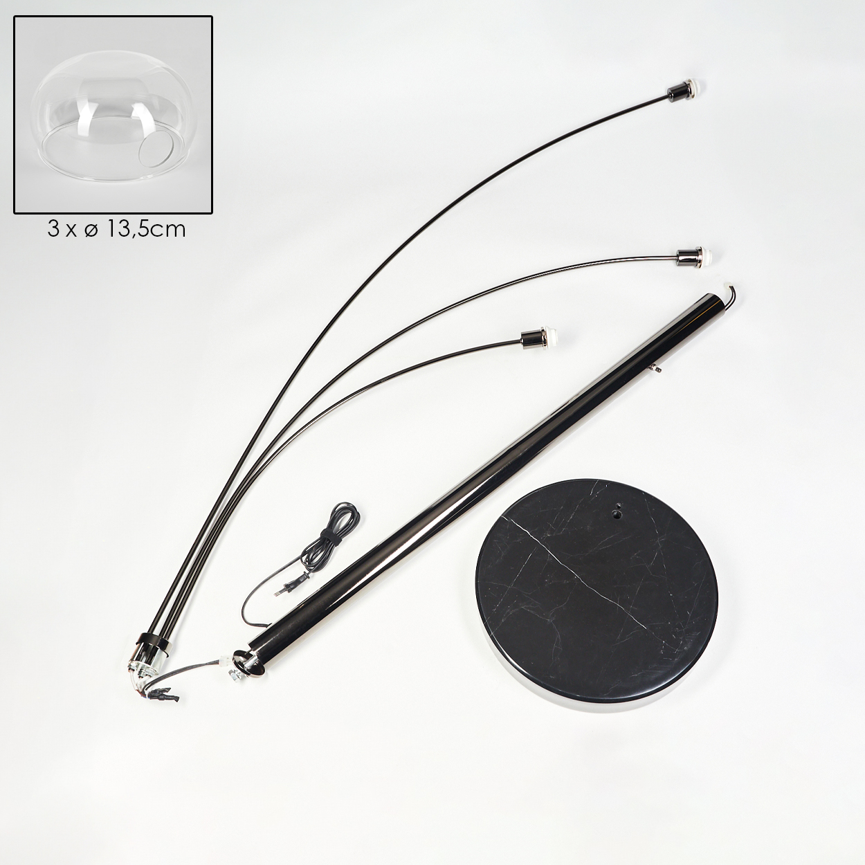 Zerlegte moderne Stehlampe. Enthält Sockel, gebogene Arme mit Lichtern, Glasschirme und Netzkabel. Teile liegen auf weißer Oberfläche.