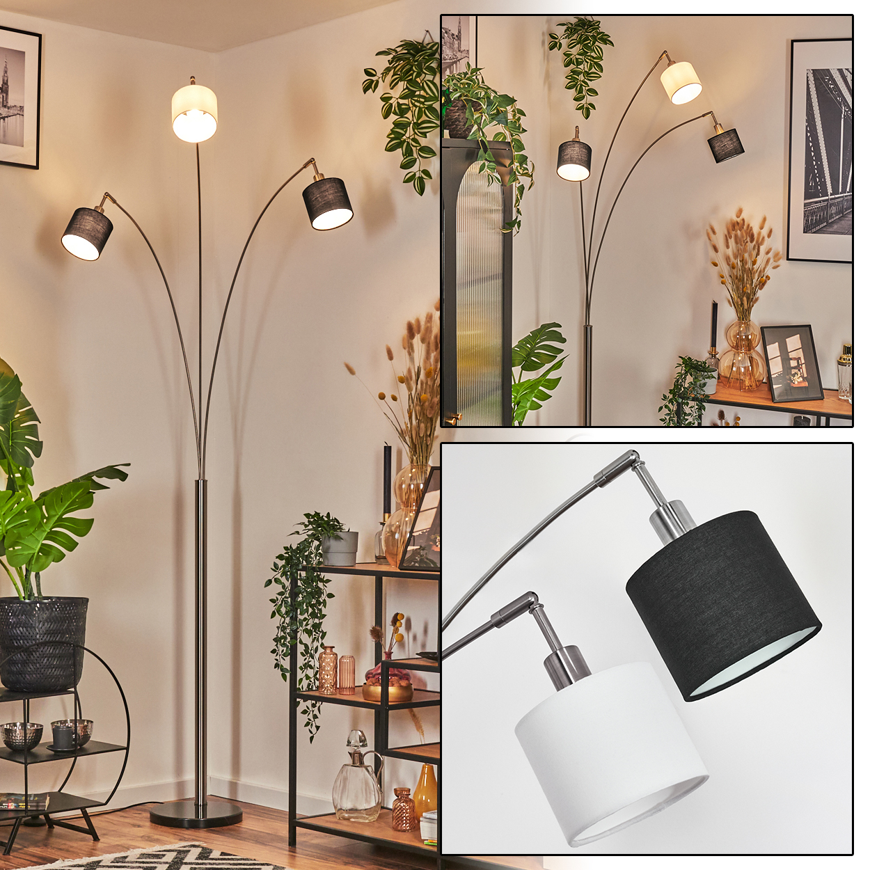 Eine moderne Stehlampe mit drei Köpfen, schwarzen und einem weißen Schirm. Der Raum hat Pflanzen, Regale und einen Teppich.