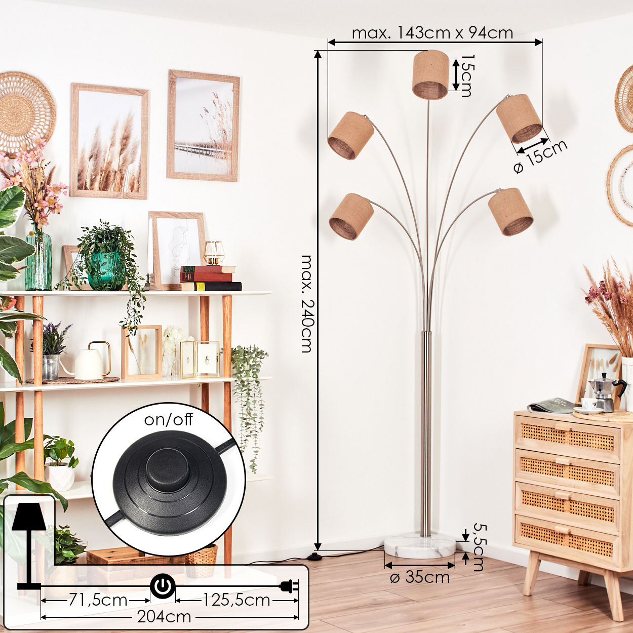 Eine Stehlampe mit fünf Schirmen. Links ein Regal mit Dekorationen. Rechts ein Holzschrank. Die Lampe hat Abmessungen.