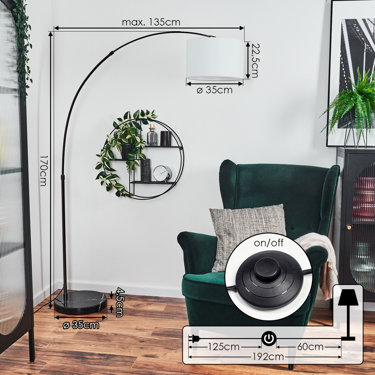 Ein modernes Wohnzimmer mit schwarzer Bogen-Stehlampe, grünem Sessel und einem dekorativen Wandregal mit Pflanzen.