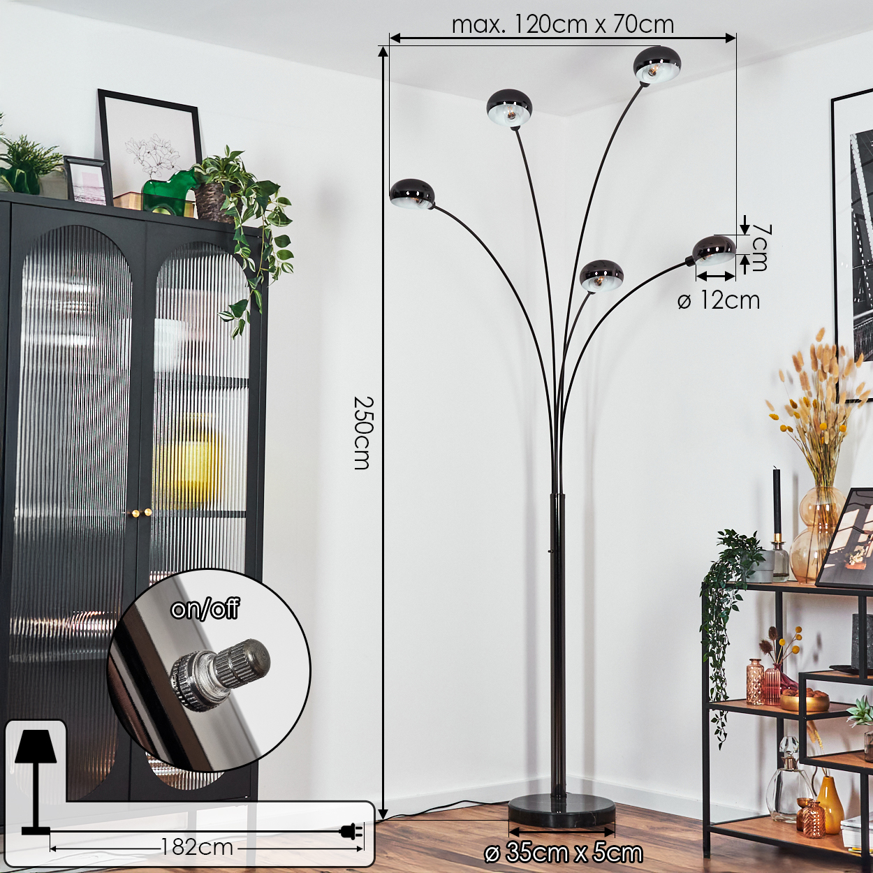 Eine moderne schwarze Stehlampe mit fünf Lichtern. Die Lampe steht in einem Raum mit Schrank, Pflanzen und anderen Dekorationen.