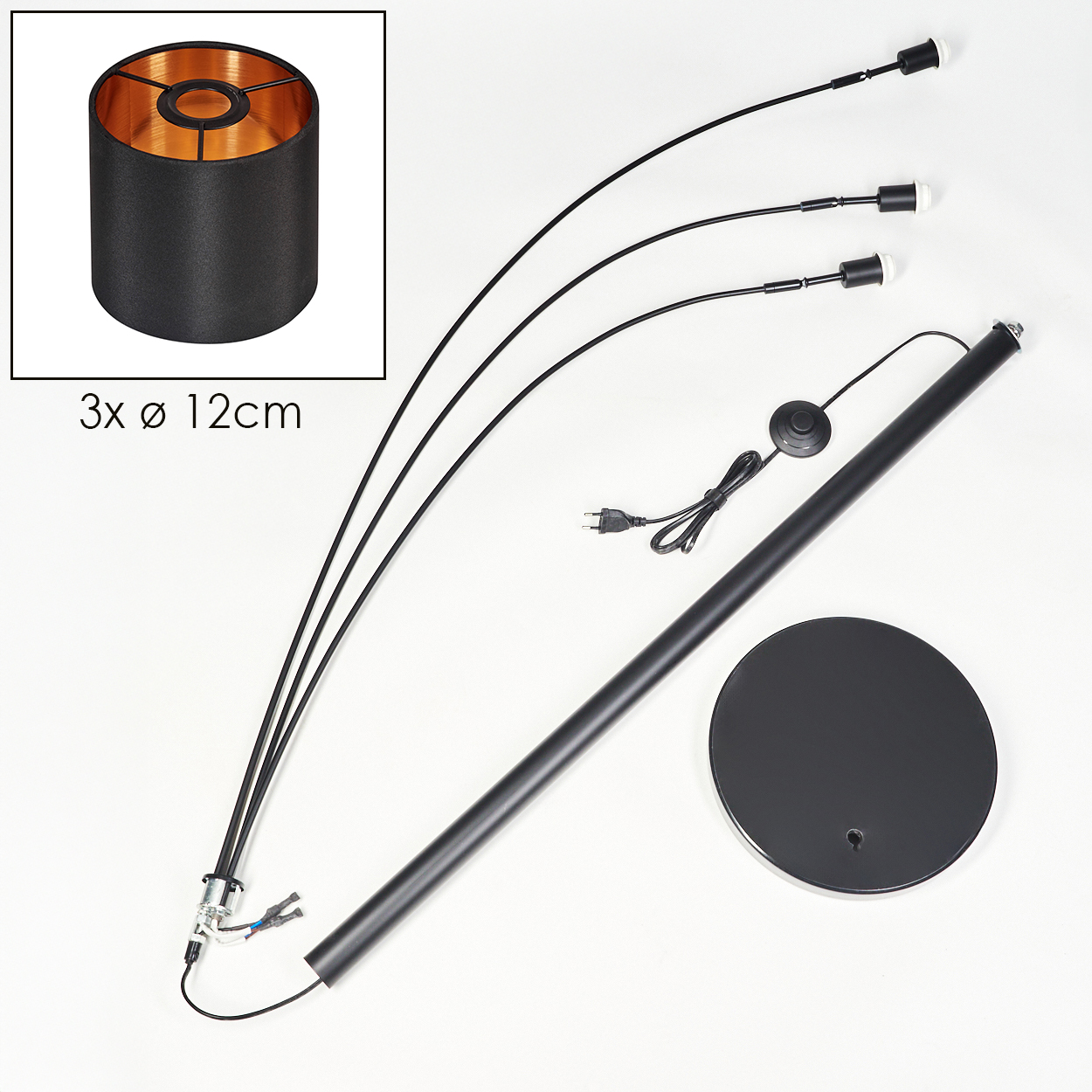 Zerlegte schwarze Stehlampe mit drei gebogenen Armen, einem Sockel und Lampenschirm.