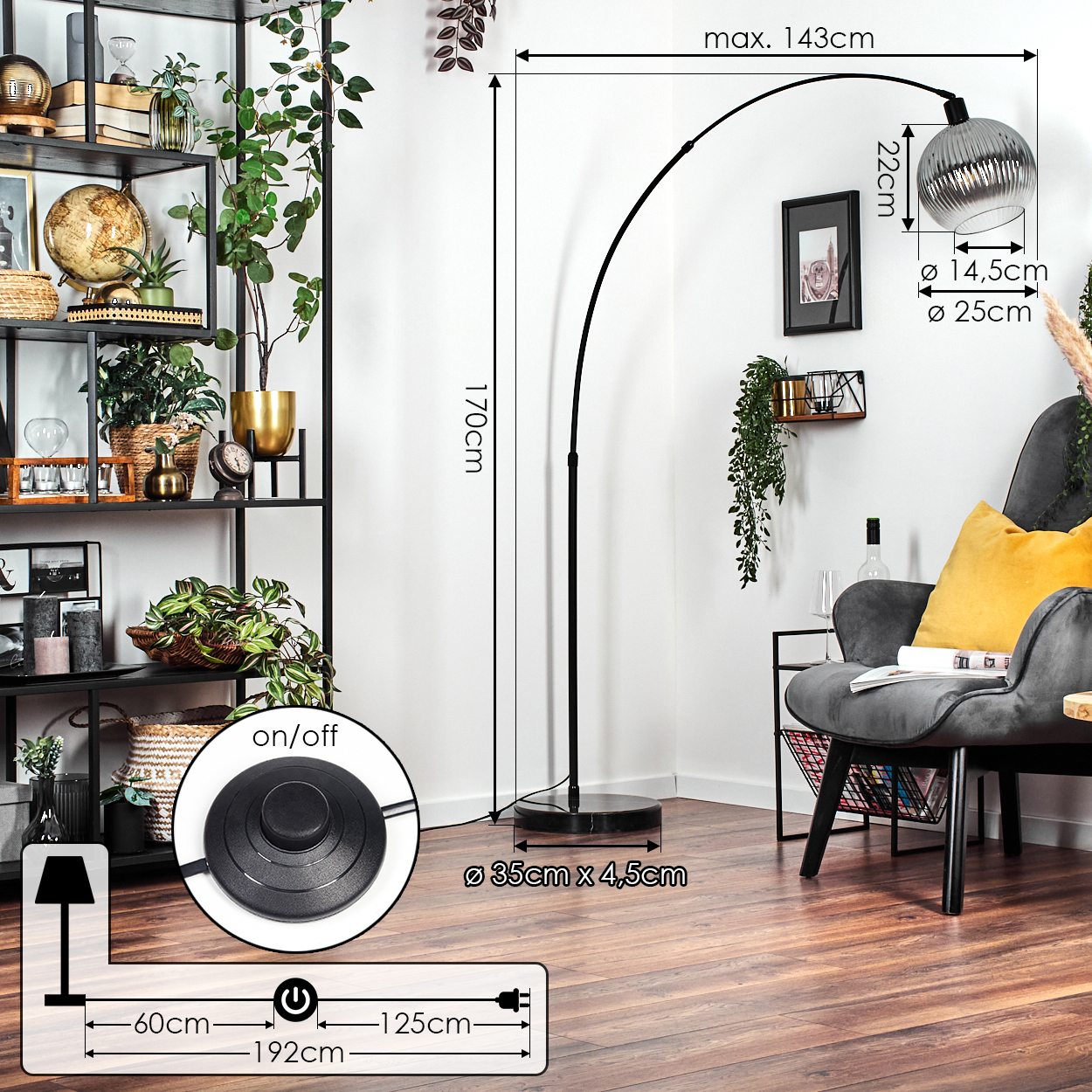 Ein modernes Wohnzimmer mit einer schwarzen Bogen-Stehlampe, einem grauen Sessel mit gelbem Kissen und einem Bücherregal.