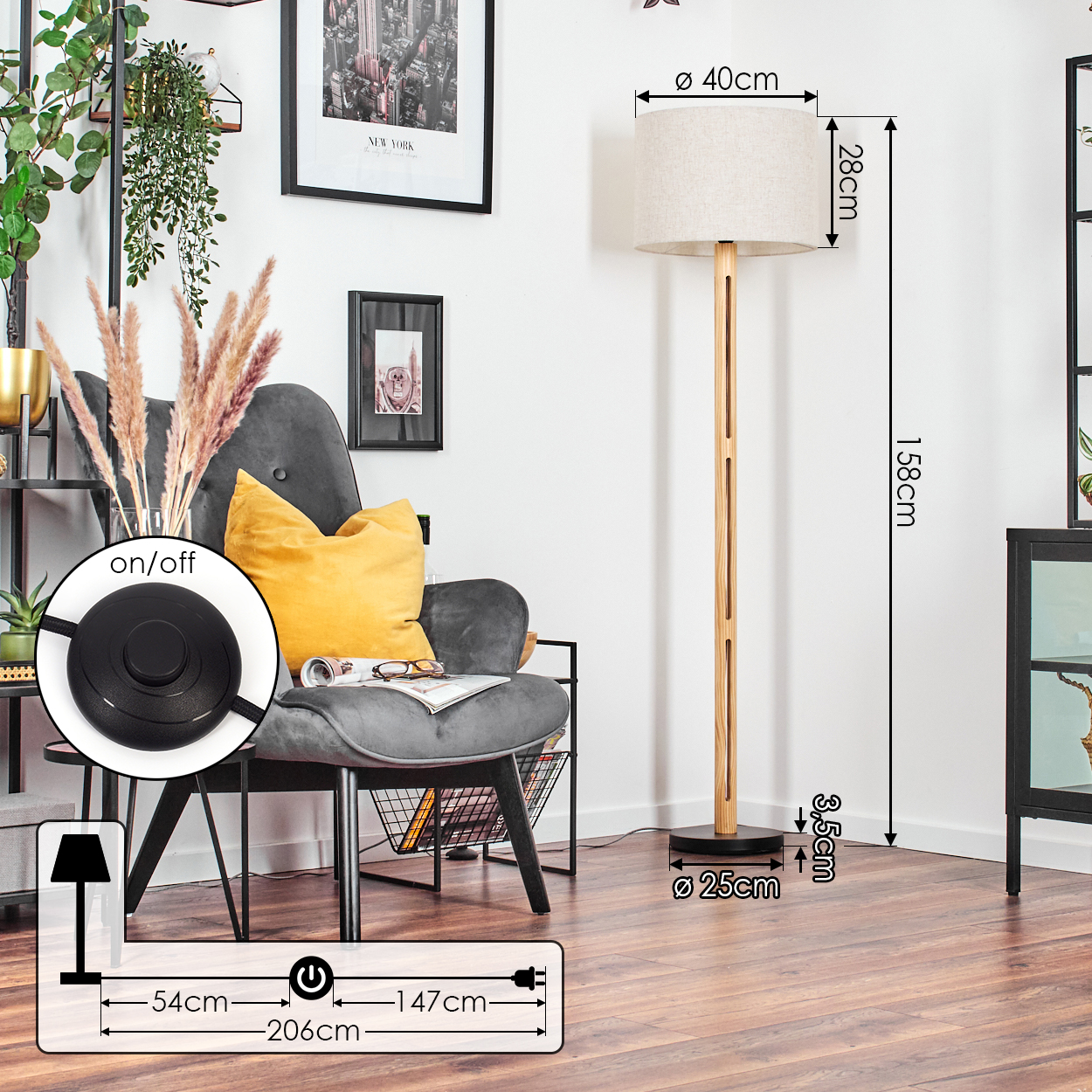 Eine Stehlampe mit beigem Schirm und Holzfuß steht neben einem grauen Sessel mit gelbem Kissen. Ein New York Bild hängt.