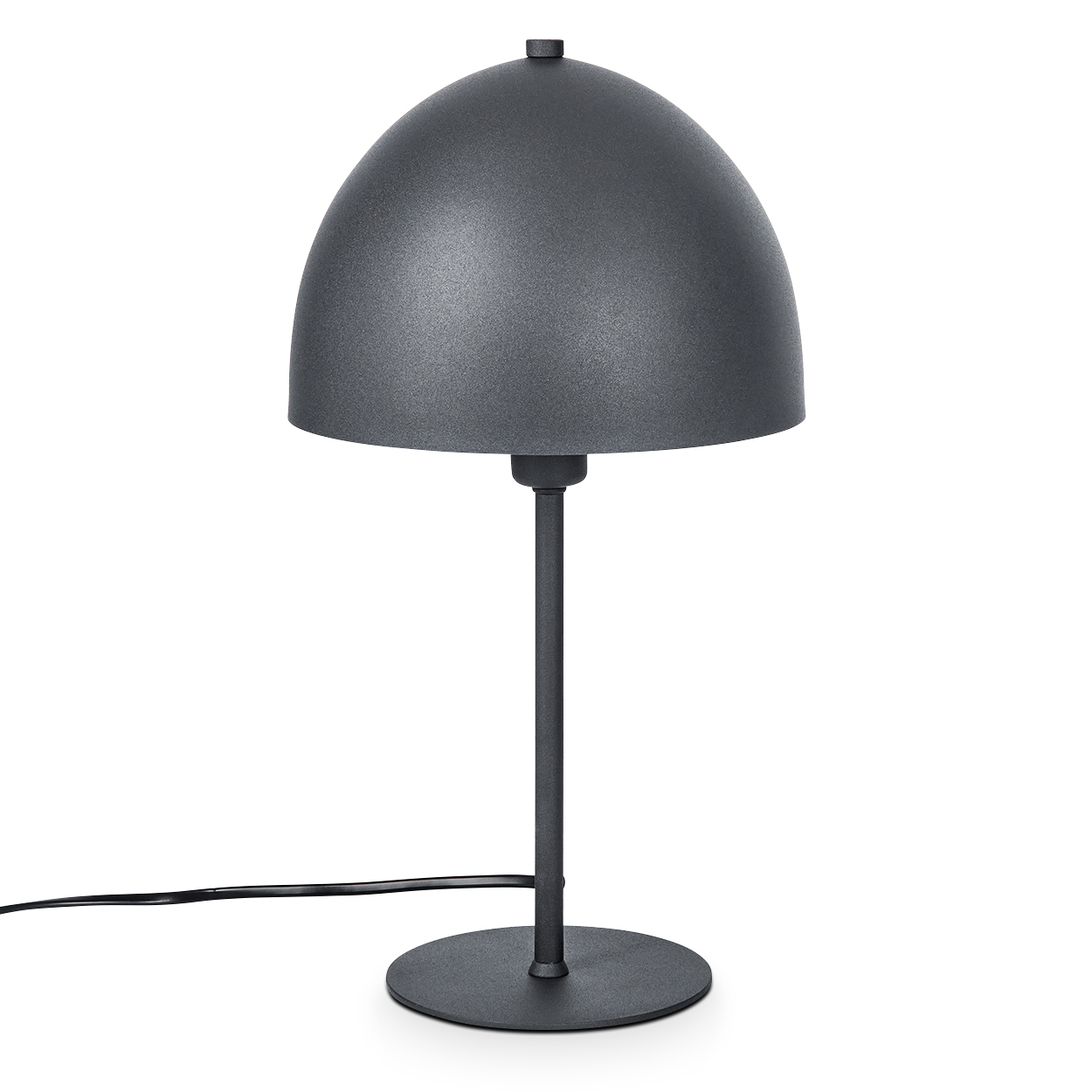 Eine graue Schreibtischlampe mit einem halbkugelförmigen Schirm, einem schlanken Stiel und einem runden Sockel. Ein schwarzes Netzkabel geht ab.