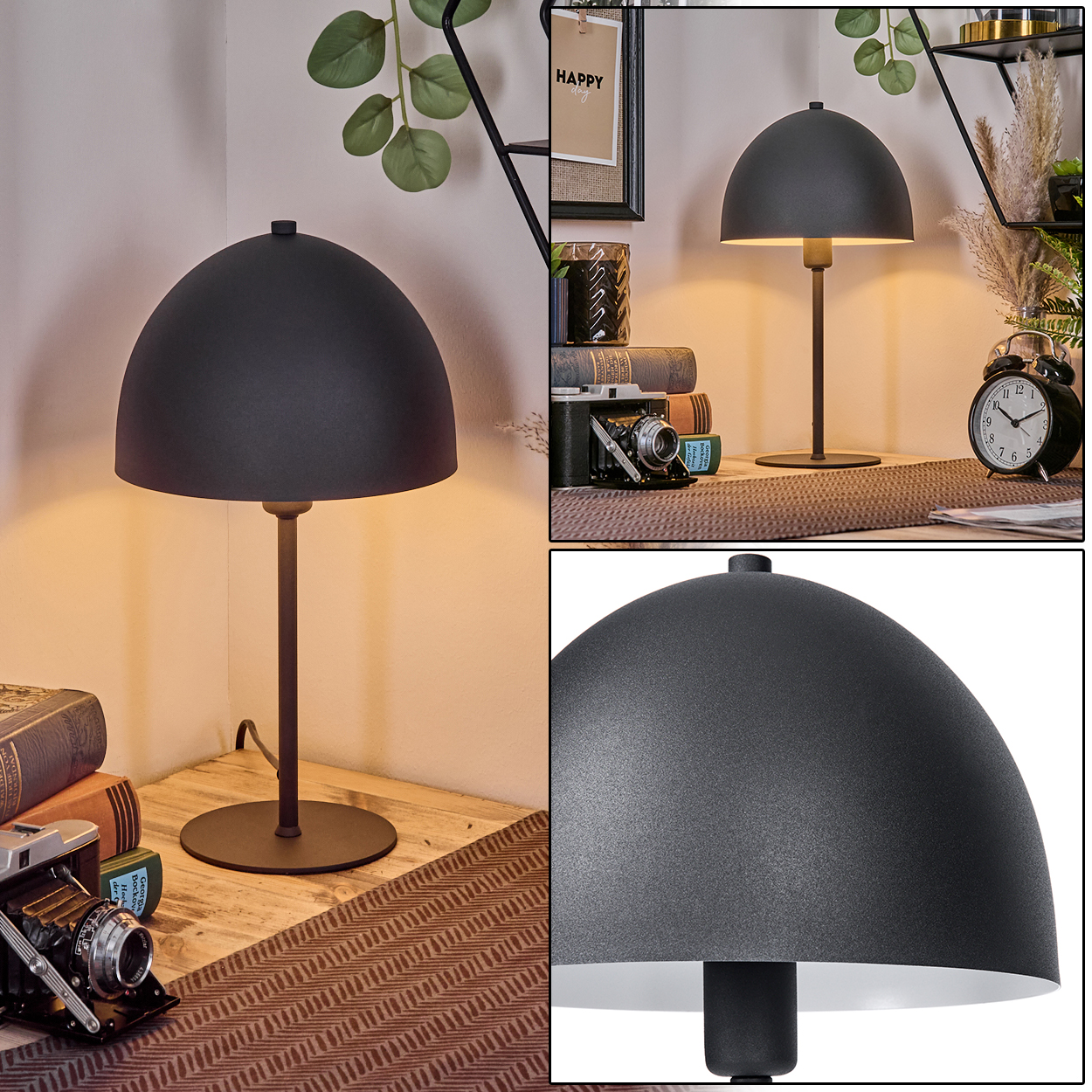 Eine schwarze Schreibtischlampe mit Halbkugel-Schirm auf einem Holztisch. Eine Kamera und Bücher sind im Vordergrund. Der Hintergrund umfasst Regale.