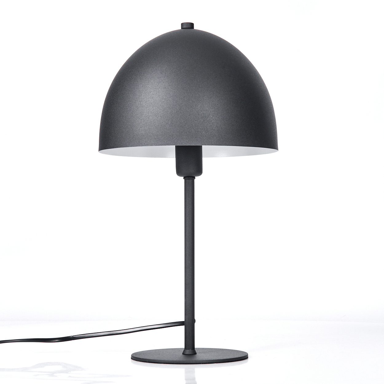 Eine moderne schwarze Tischlampe mit einem kuppelförmigen Schirm, einem schlanken Stiel und einem runden Fuß. Der Hintergrund ist weiß.